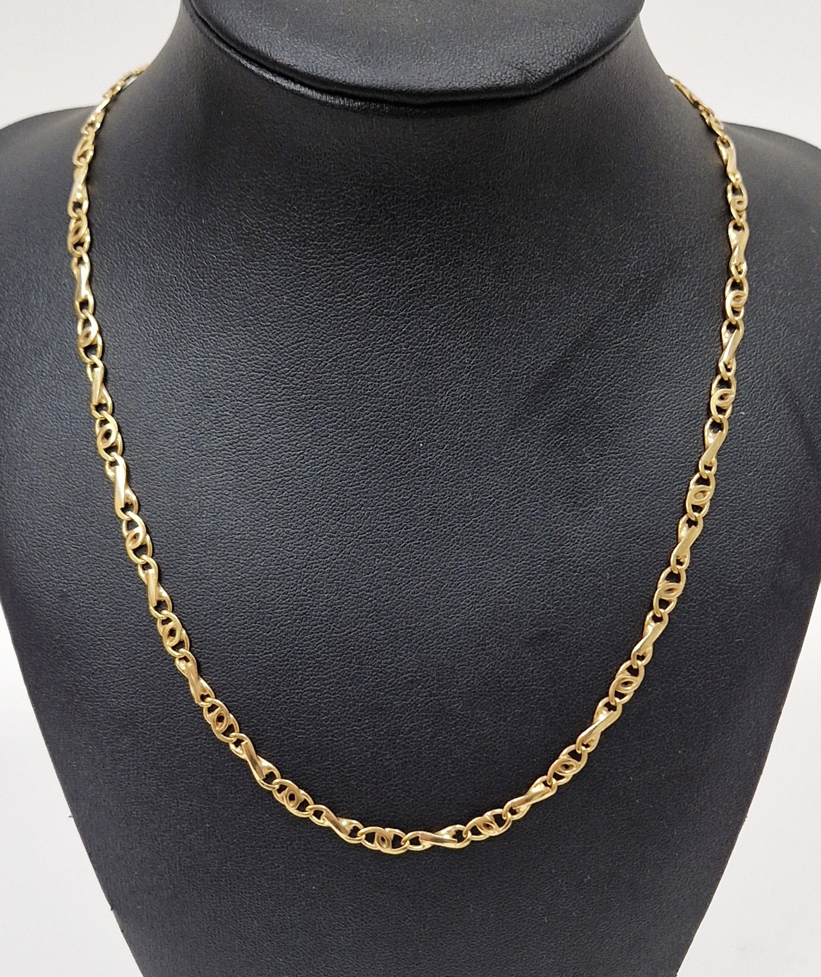 9ct gold chain link necklace with alternating twisted and double oval links, 42cm long, 12g approx.