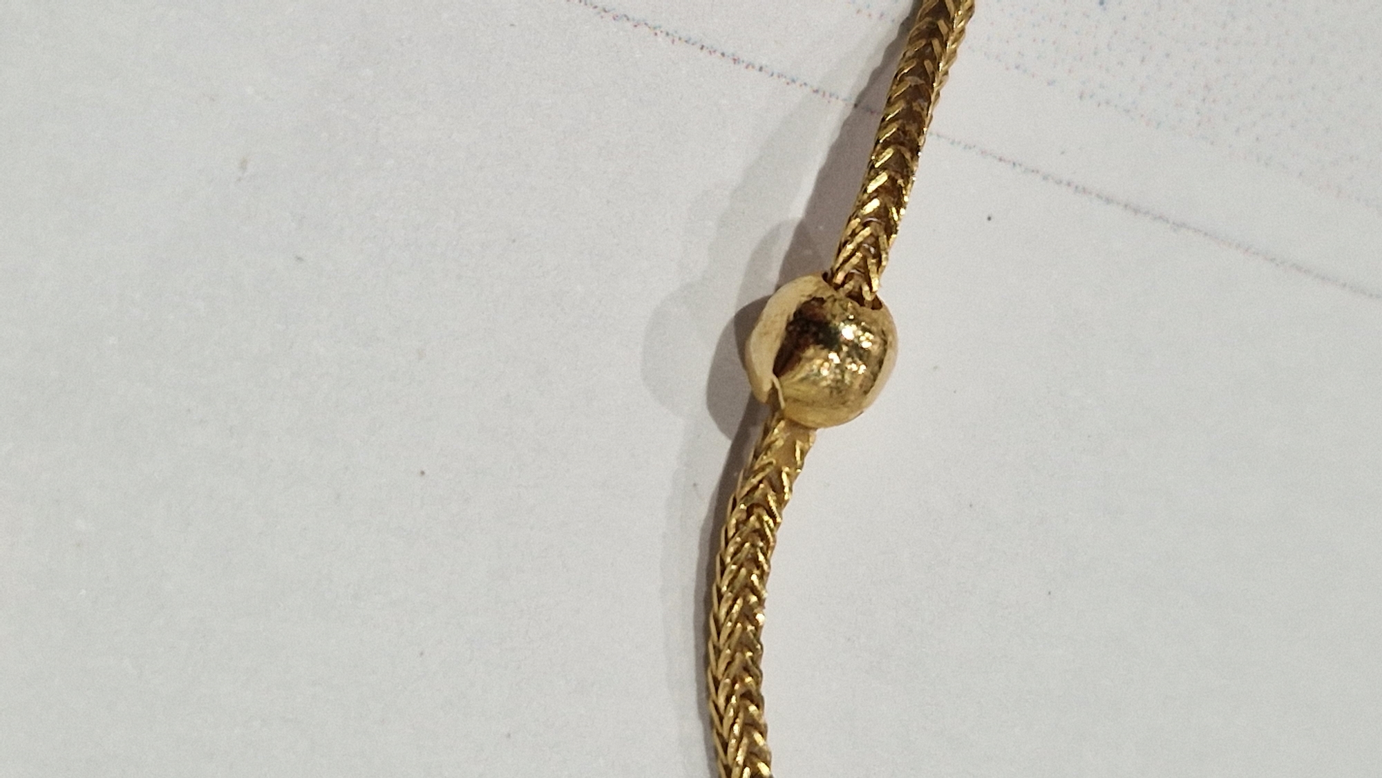 18ct gold herringbone and ball-pattern chain necklace, 5g  Condition Report Length approx. 40cm - Image 4 of 6