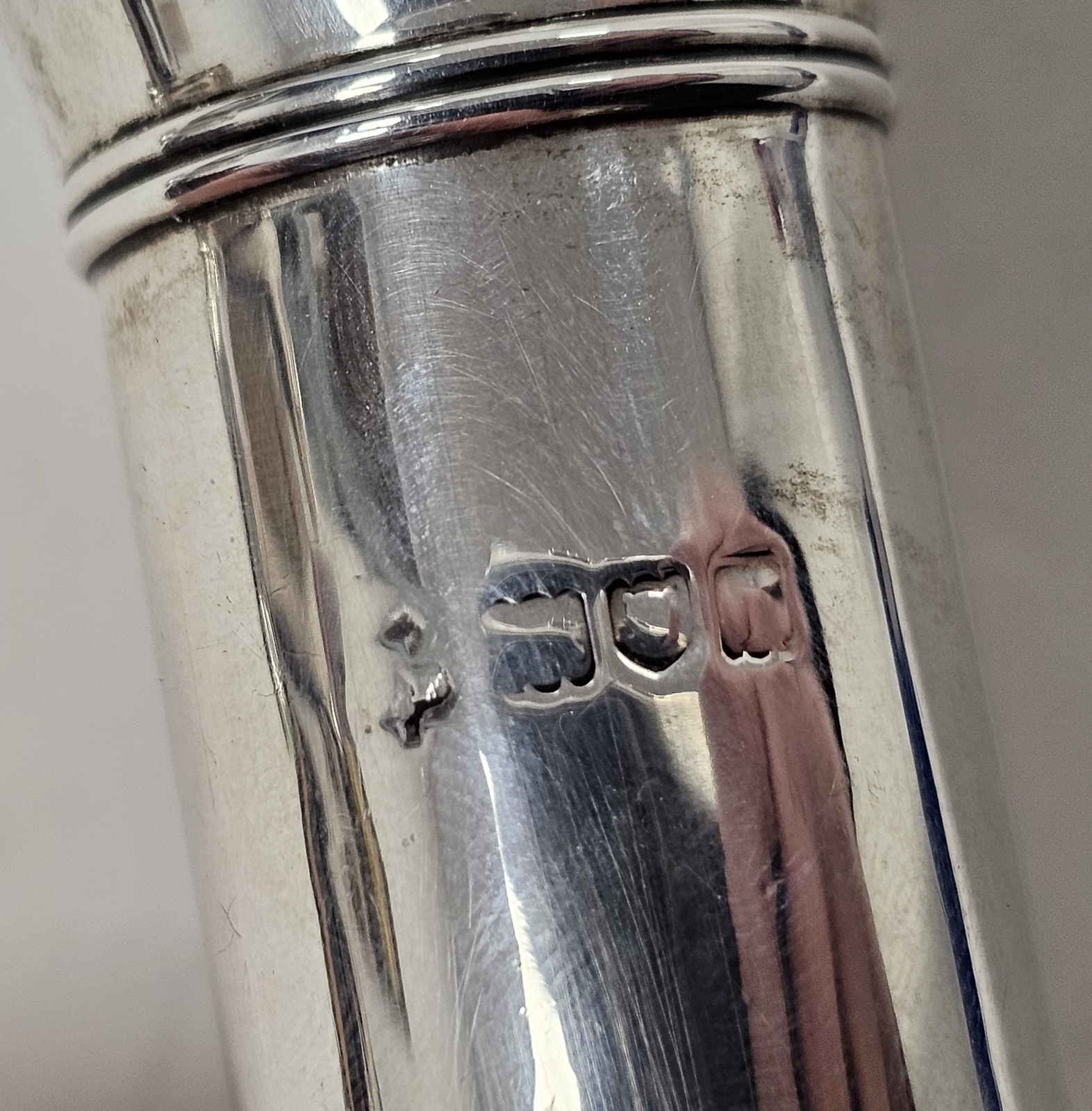 Pair of Edwardian silver candlesticks with ribbon and foliate decoration, Birmingham 1909, makers - Image 4 of 5