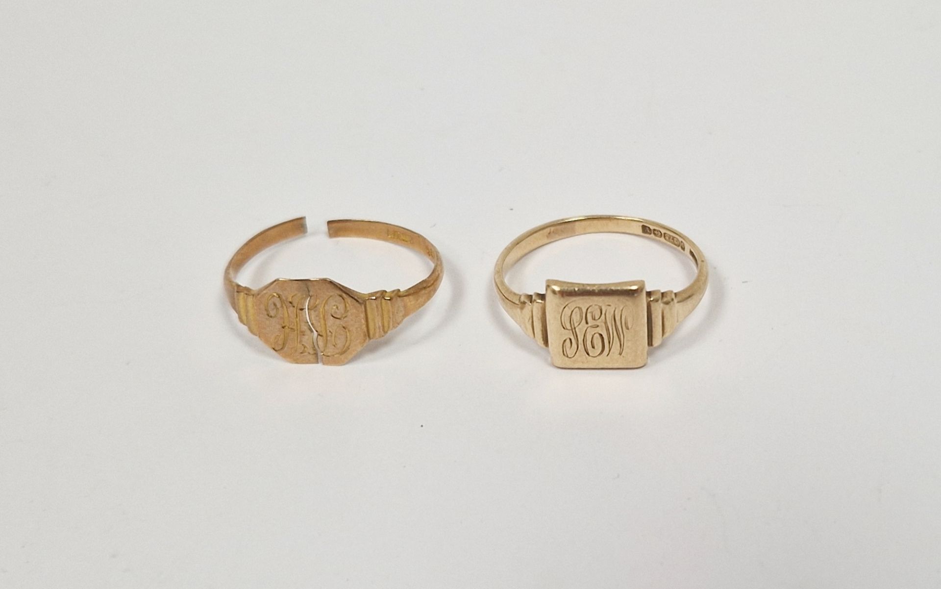 Gentleman's 9ct gold art deco style signet ring, together with another 9ct gold signet ring (cut) - Image 2 of 2