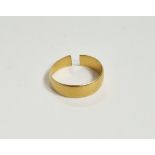 22ct gold wedding ring (cut), 2.9g approx.
