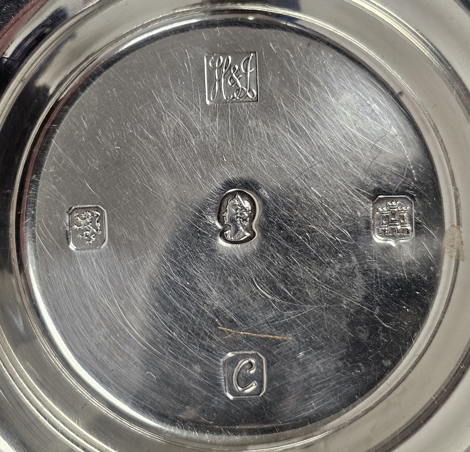 A Queen Elizabeth II commemorative silver ashtray/dish, Edinburgh 1977, approximately 7.5cm - Image 4 of 4