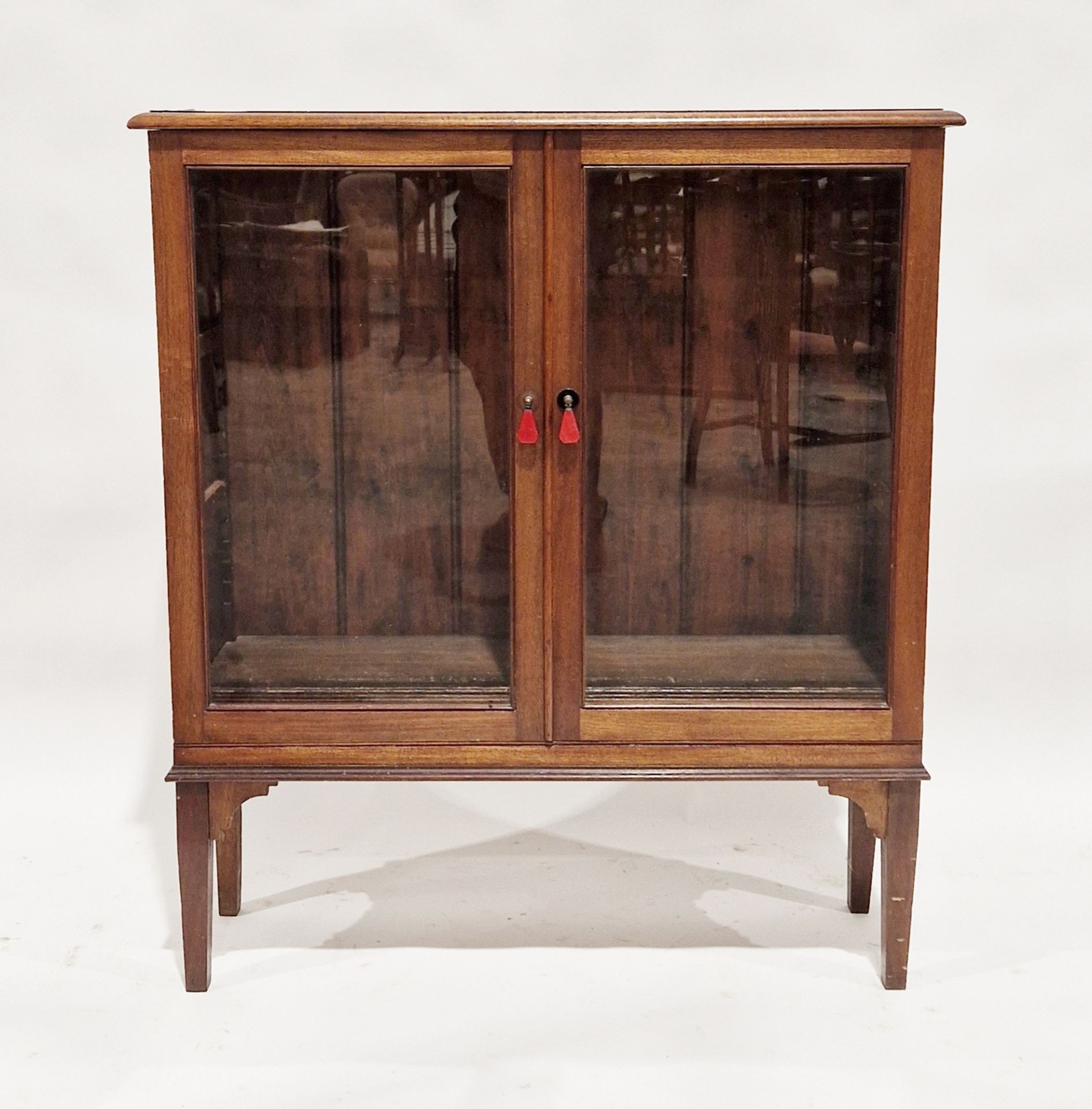 Early 20th century oak glazed display cabinet, the single door opening to reveal two adjustable - Image 3 of 3