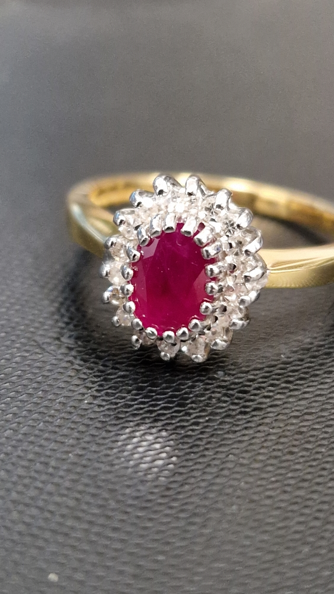 18ct gold, red stone and diamond cluster dress ring  Condition Report Good overall condition. - Image 2 of 8