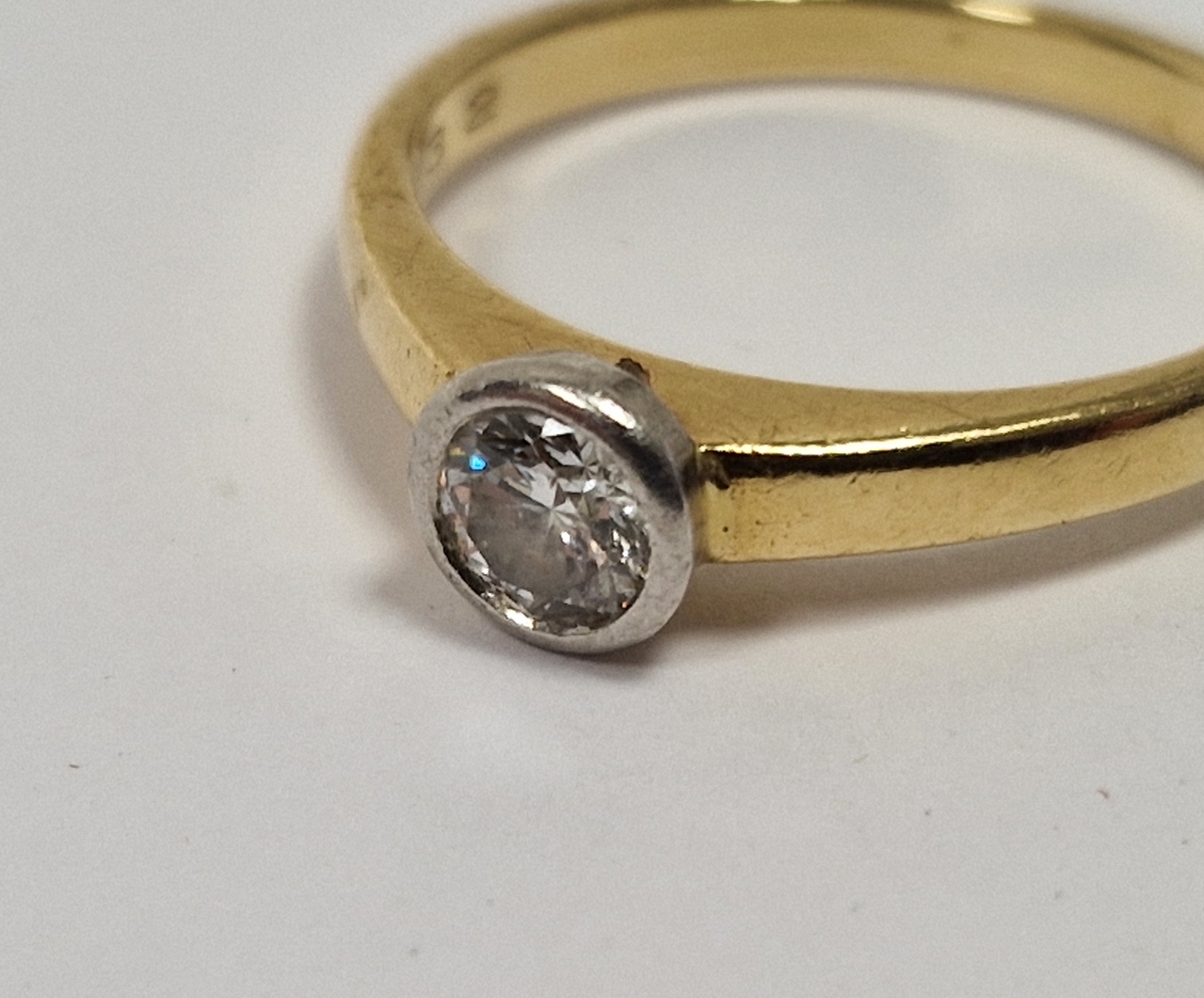 18ct gold solitaire diamond ring, the collet set stone approx. 0.35ct, ring size 'O' approx 3.4g - Image 6 of 6