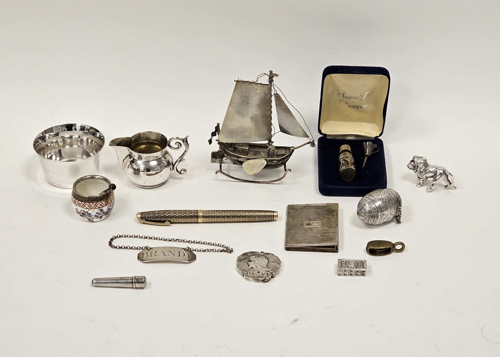 A collection of silver and white metal objects, including an egg shaped thimble case and needle - Image 2 of 2