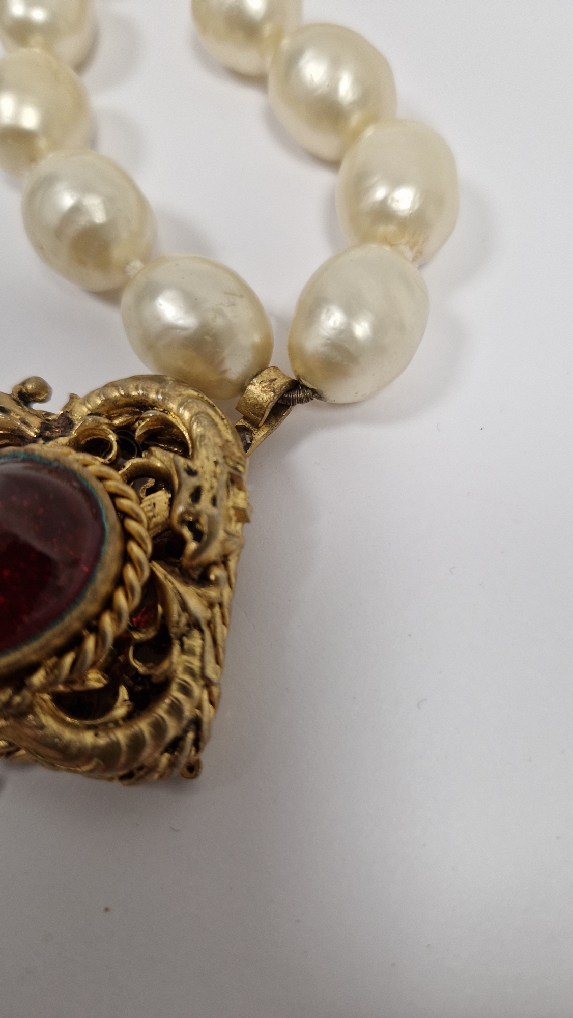 1980's Chanel simulated blister pearl and garnet choker necklace, formed of large oval faux pearl - Image 10 of 18