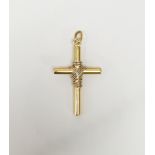 18K gold crucifix-pattern pendant with ropetwist detail, 4cm high, 5.7g