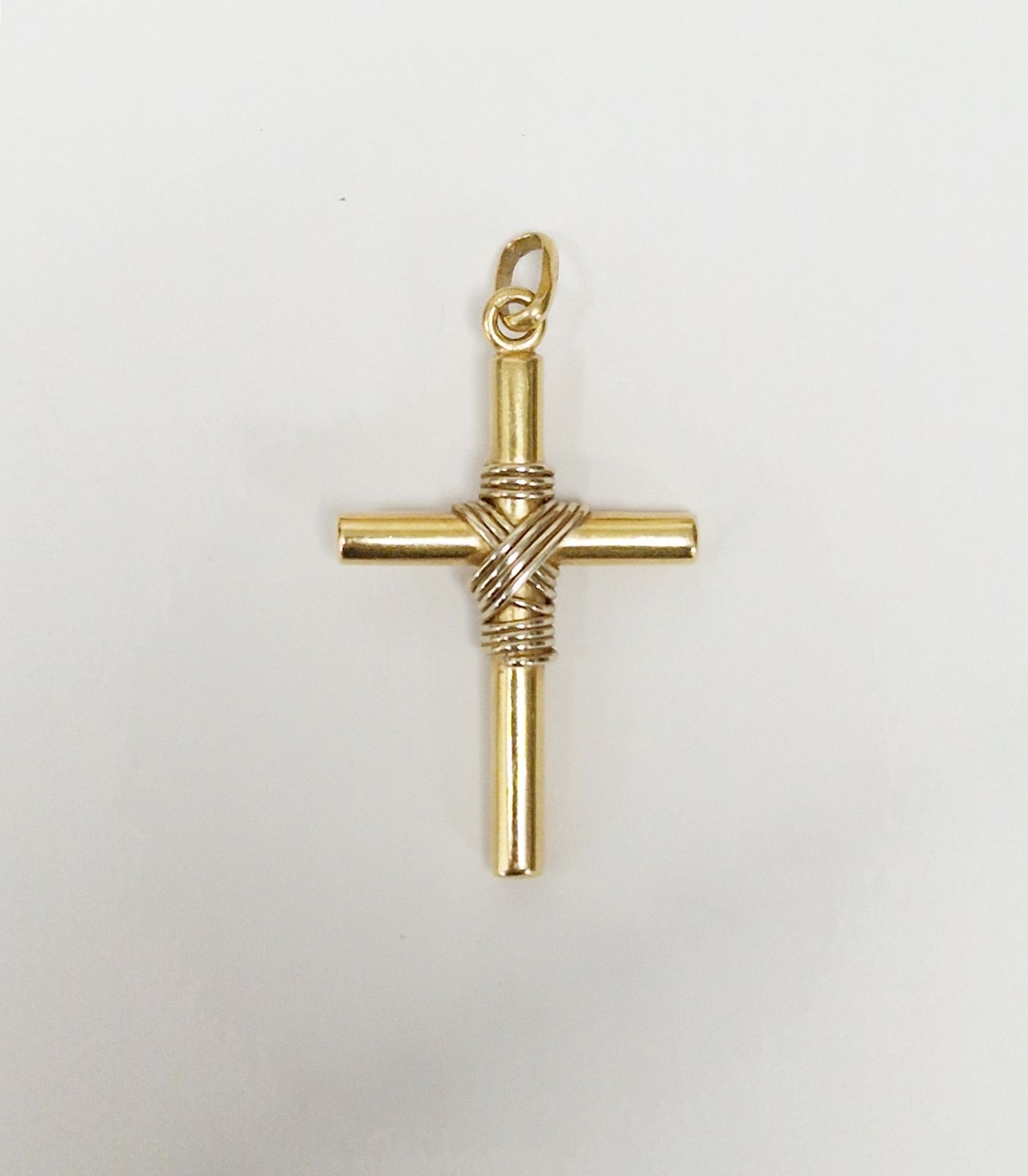 18K gold crucifix-pattern pendant with ropetwist detail, 4cm high, 5.7g