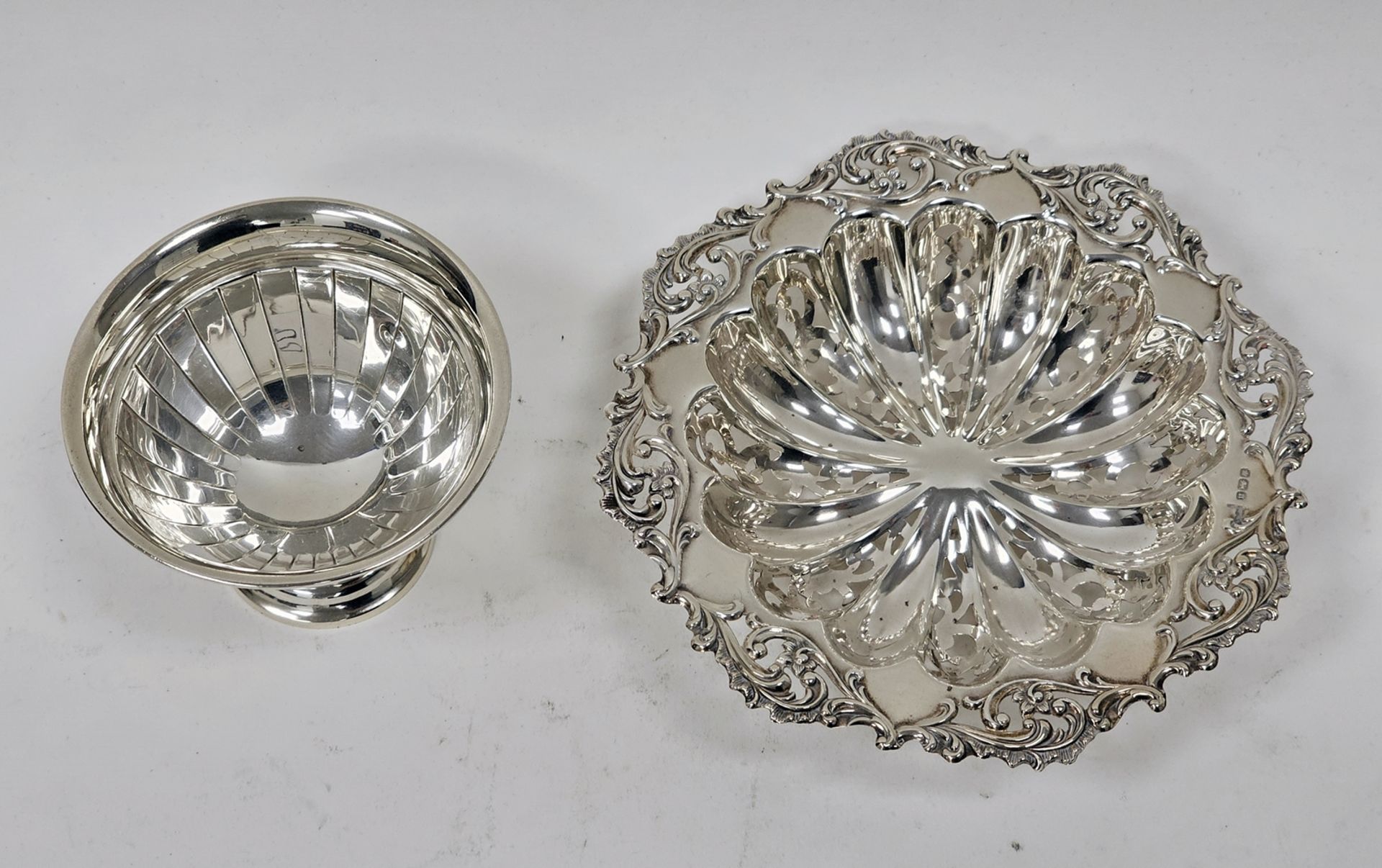 Silver bon-bon dish, circular and lobed having everted and pierced foliate scroll border, - Image 2 of 4