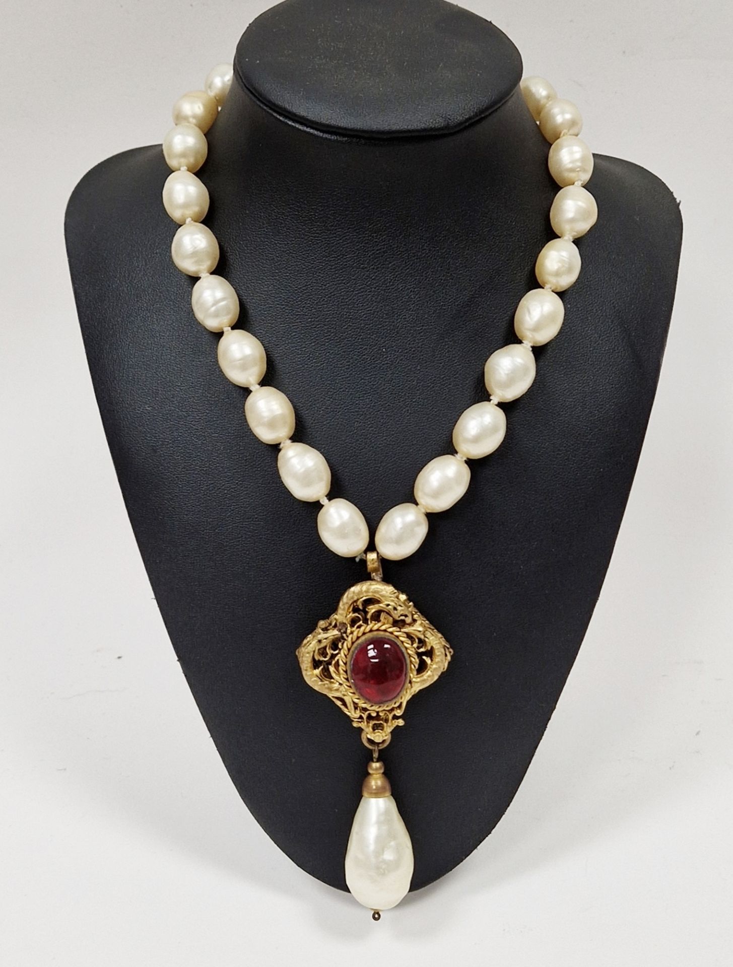 1980's Chanel simulated blister pearl and garnet choker necklace, formed of large oval faux pearl