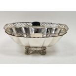 Edwardian silver fruit bowl, rounded oblong and having quatrefoil pierced and beaded border rim,