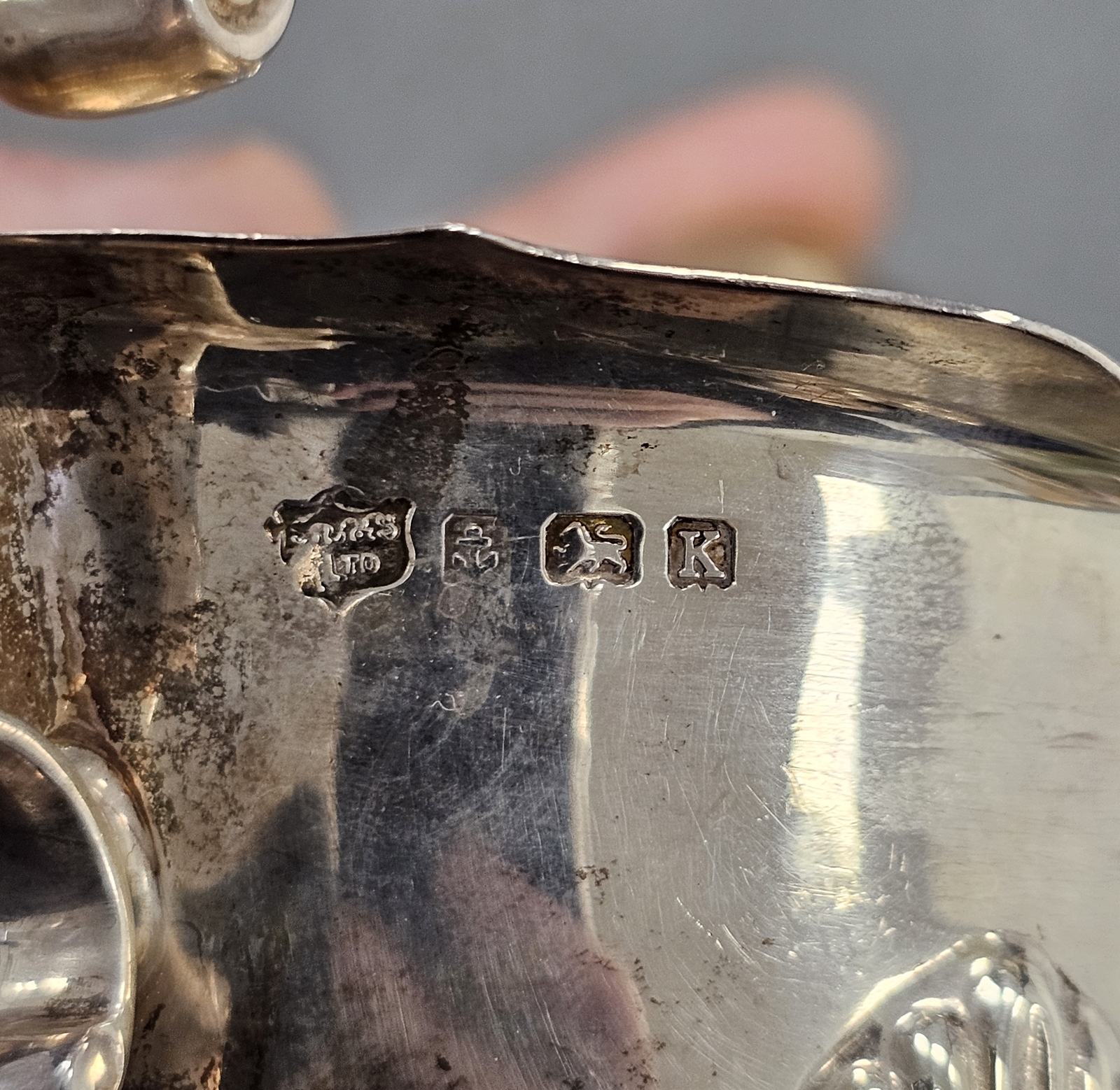 George V silver sauce boat on three hoof feet, makers mark rubbed, gross weight 195g/6.2ozt approx. - Image 2 of 2