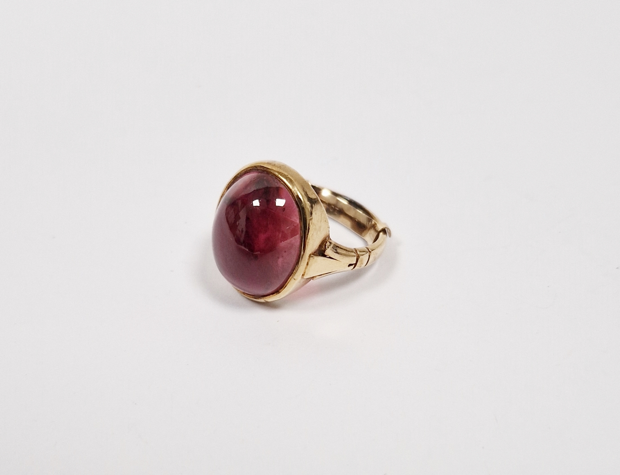 9ct gold and cabochon garnet ring set single oval polished stone, ring size 'N' Condition Report