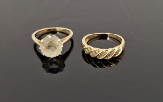 9ct gold and citrine-coloured stone dress ring with circular stone and a gold-coloured ring set