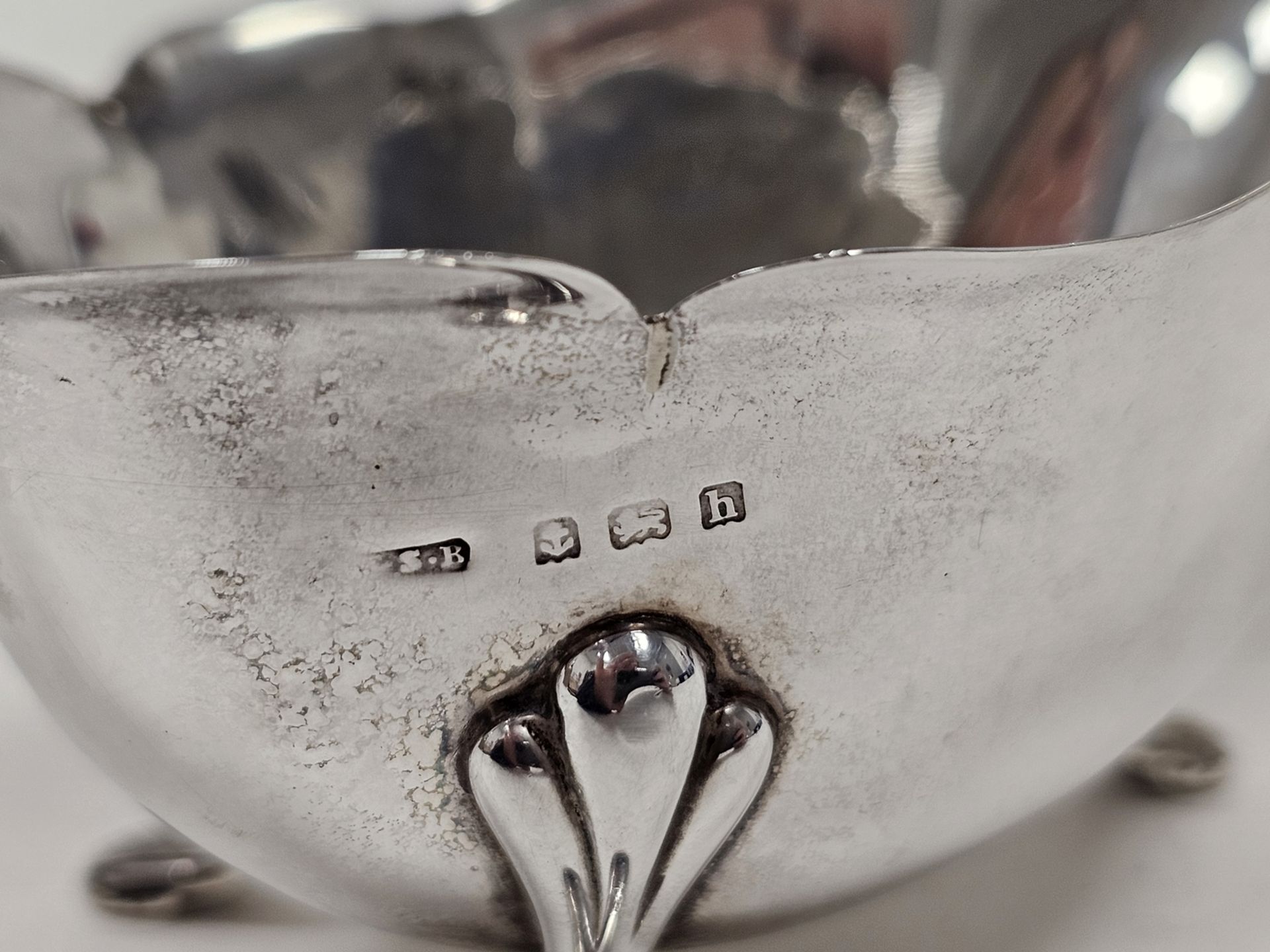 An Edwardian silver cream jug, of plain form, scalloped edge, raised on three pad feet, scroll - Image 2 of 4
