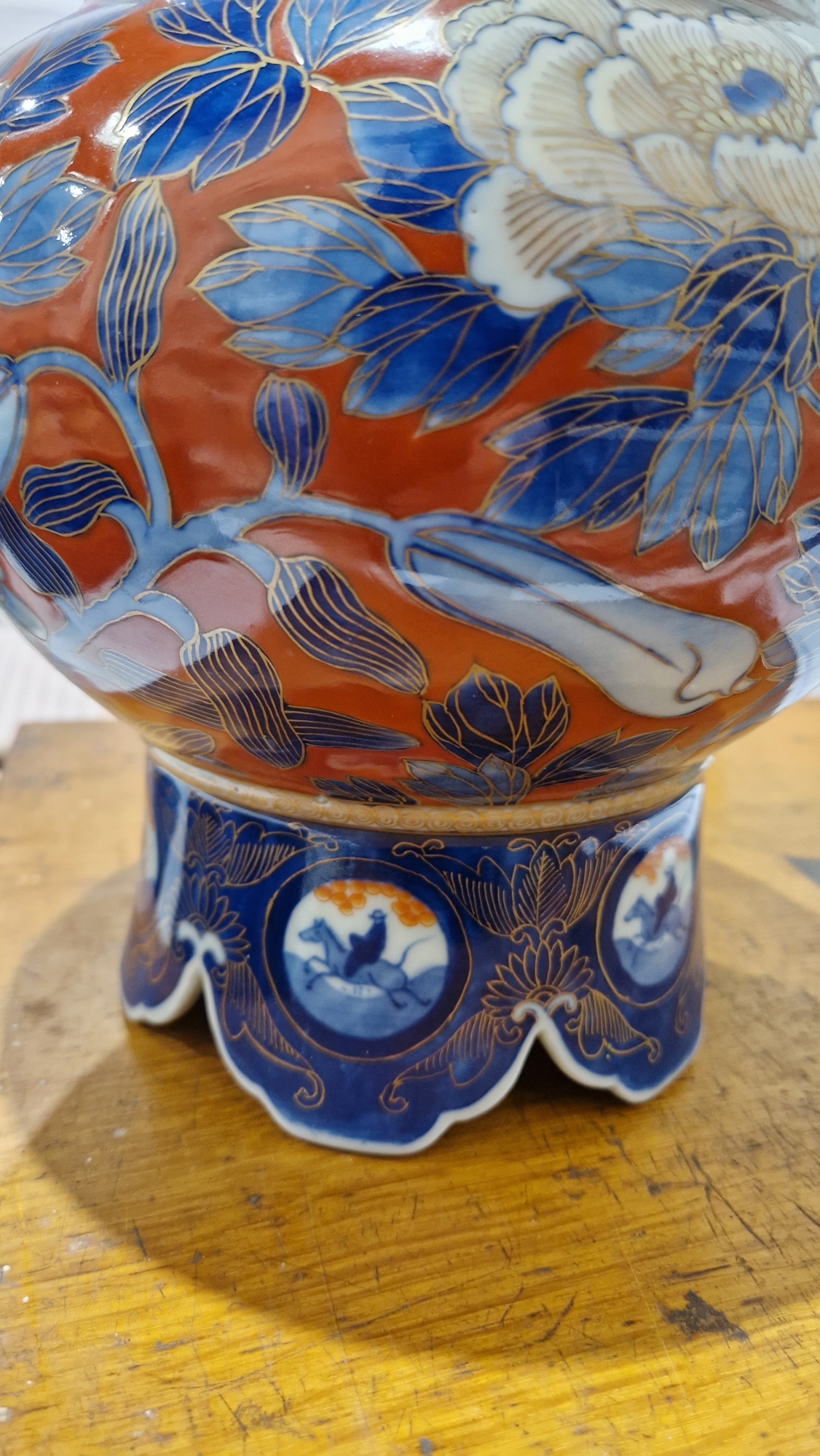 20th century Japanese imari vase, four-character mark in underglaze blue to base, painted with - Image 7 of 13