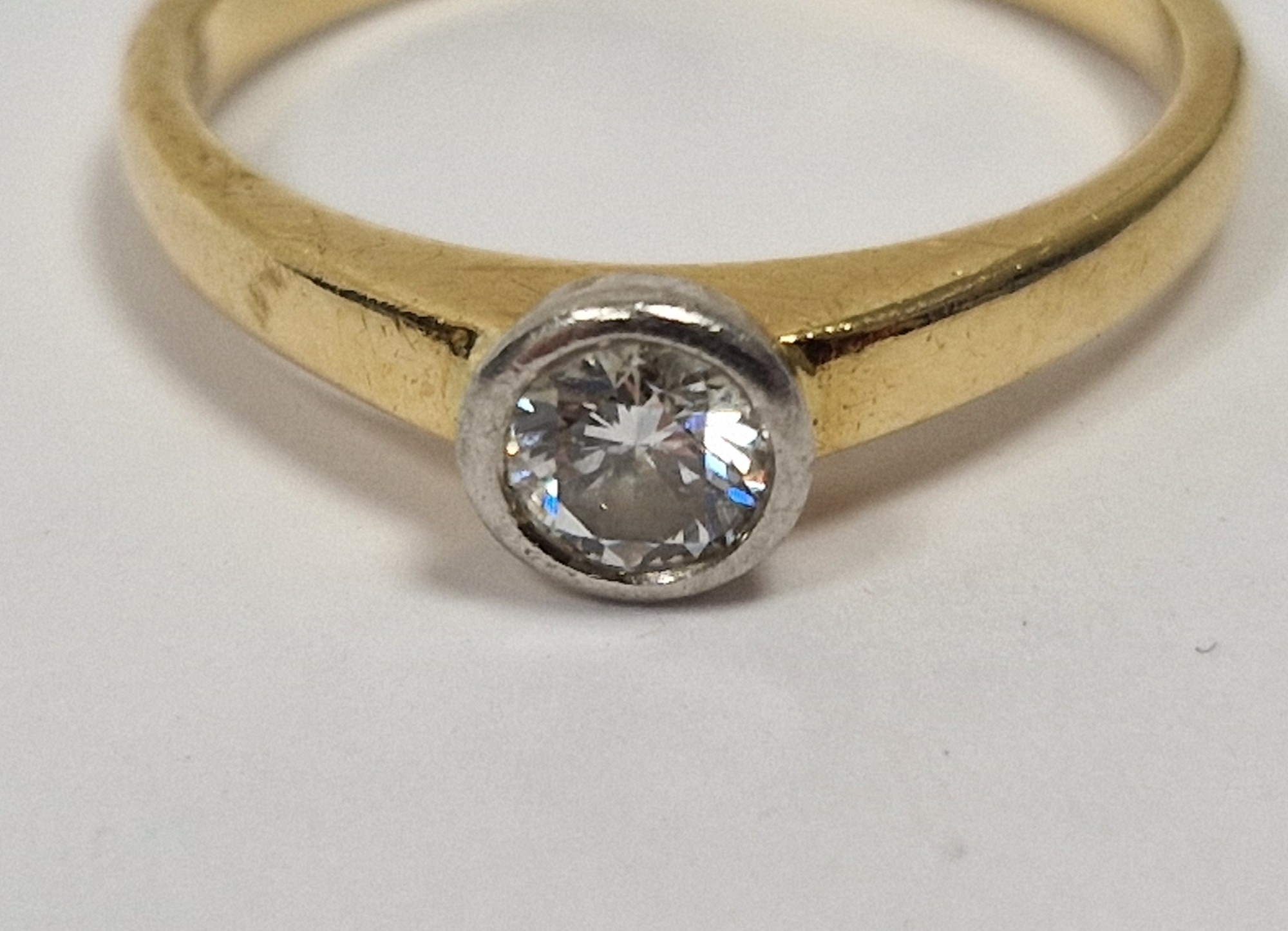 18ct gold solitaire diamond ring, the collet set stone approx. 0.35ct, ring size 'O' approx 3.4g - Image 4 of 6