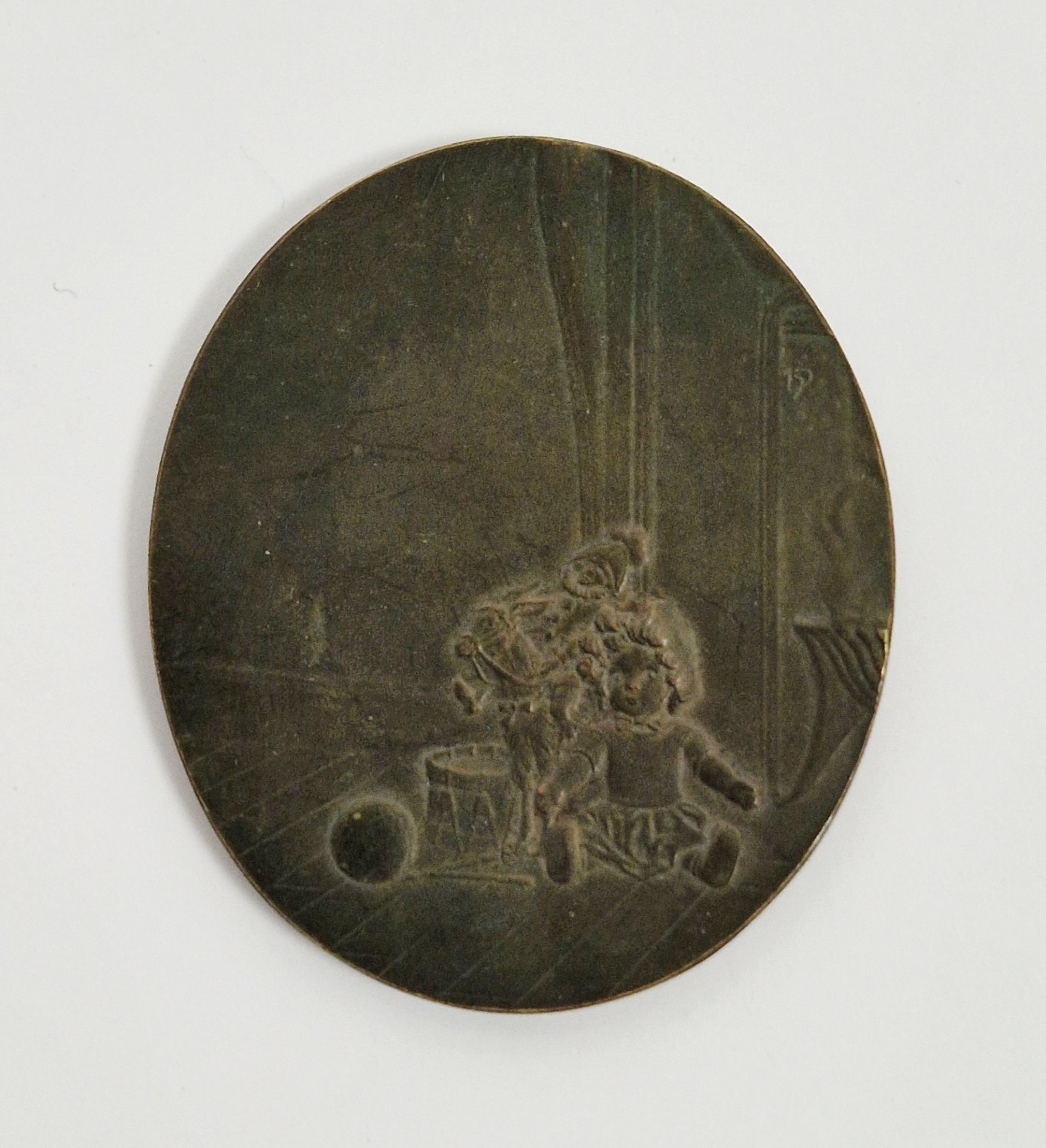 Bronze medal signed by Henri Dropsy (1885-1969), mother holding her child in her arms and kissing - Image 2 of 2