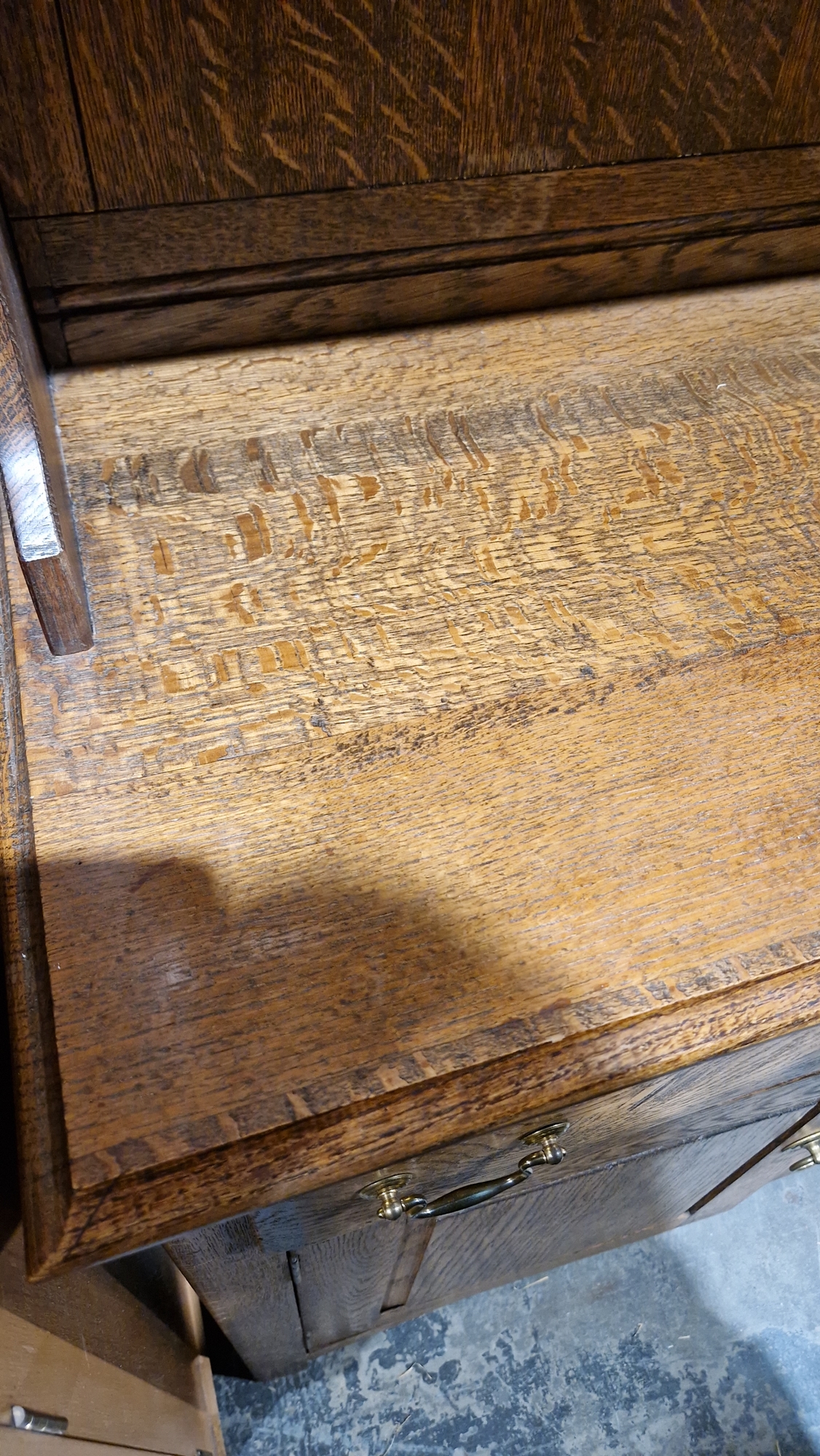 Oak Welsh dresser with two-tier platerack over two short drawers and a two-door cupboard, brass - Image 4 of 13