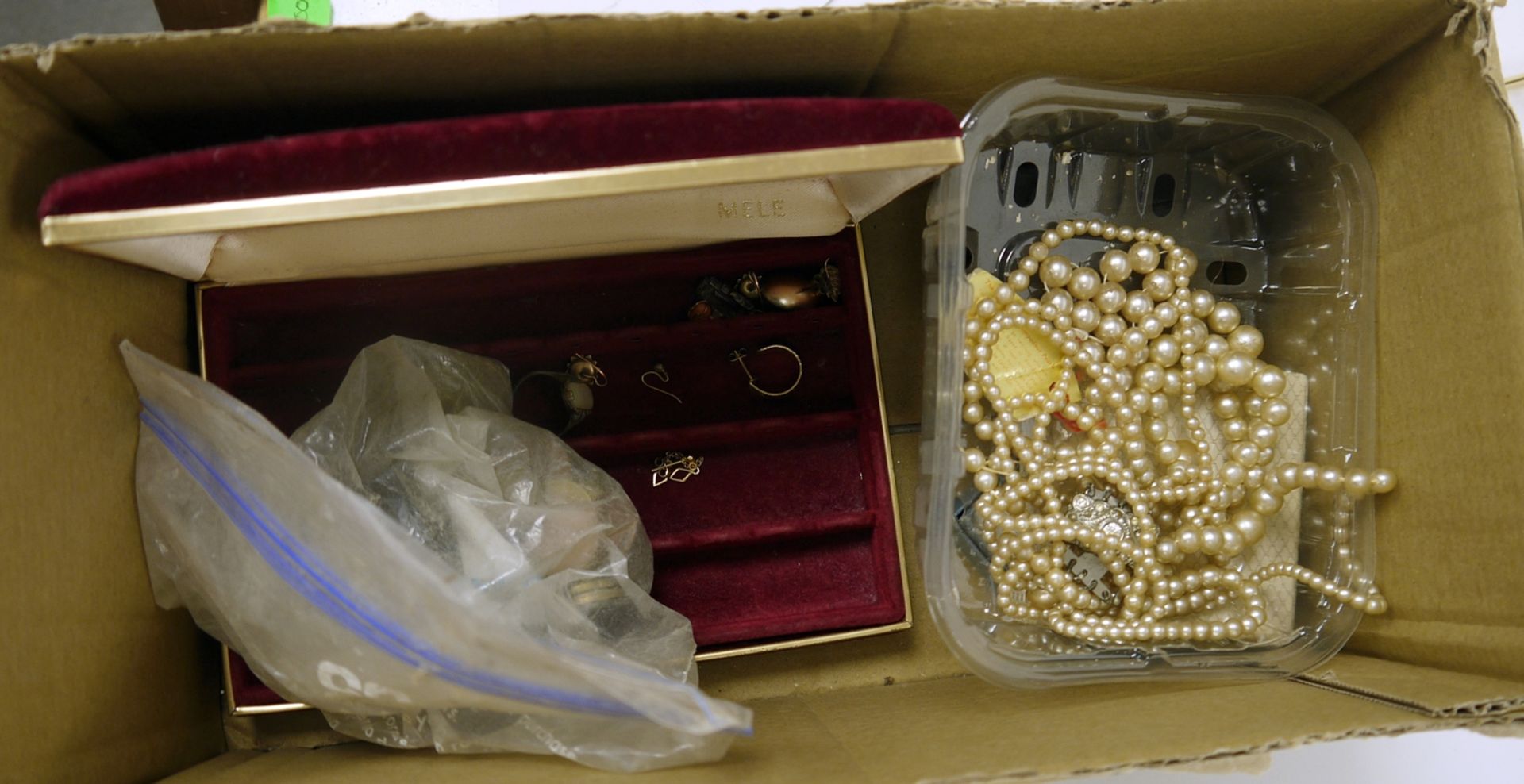 Quantity simulated pearls, small quantity coins and sundry costume jewellery (1 box) - Image 2 of 2