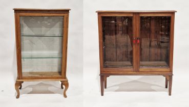 Early 20th century oak glazed display cabinet, the single door opening to reveal two adjustable