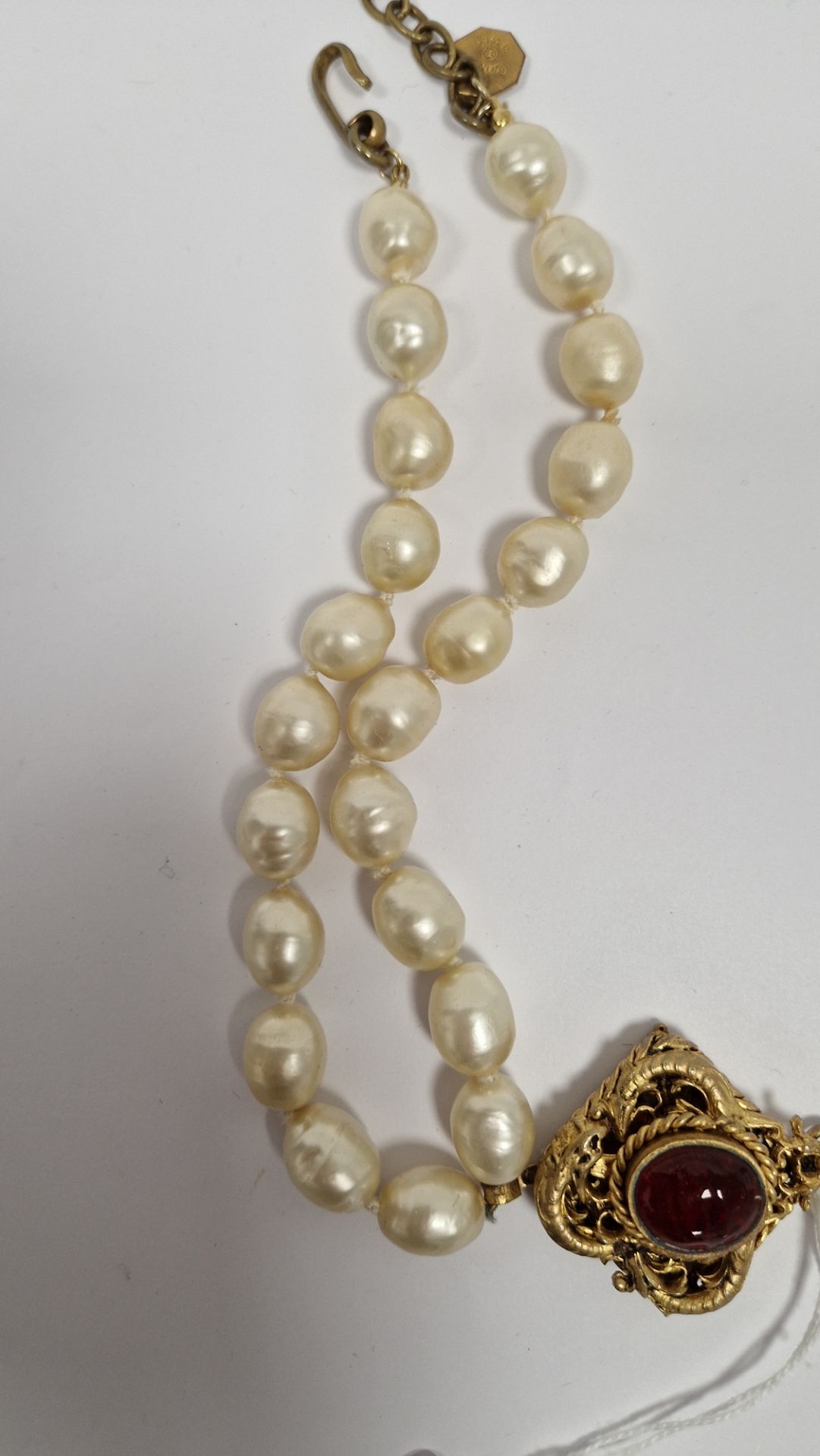 1980's Chanel simulated blister pearl and garnet choker necklace, formed of large oval faux pearl - Image 12 of 18