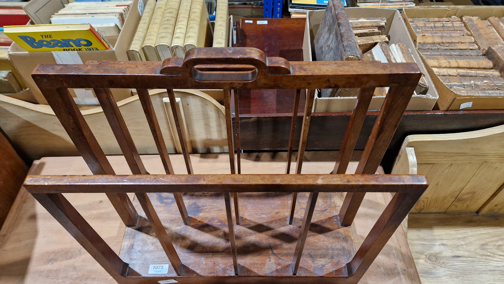 20th century Gordon Russell mahogany newspaper/magazine rack split into two sections, single moulded - Image 5 of 12