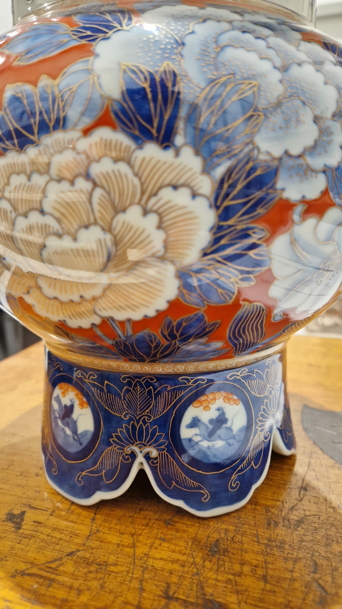 20th century Japanese imari vase, four-character mark in underglaze blue to base, painted with - Image 13 of 13