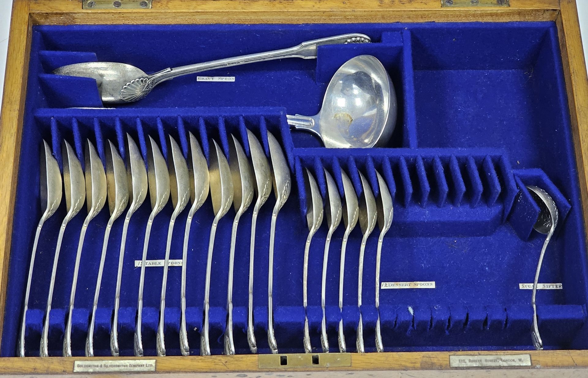Edwardian silver part canteen of fiddle, thread and shell pattern flatware by Goldsmiths & - Image 3 of 4