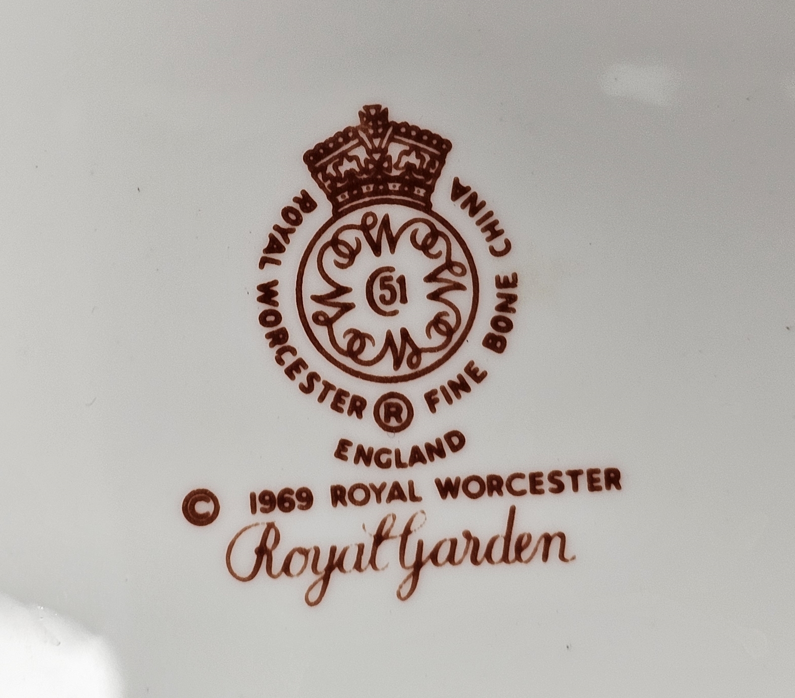 Composite Royal Worcester bone china 'Royal Garden' pattern part tea service, printed iron red - Image 3 of 3