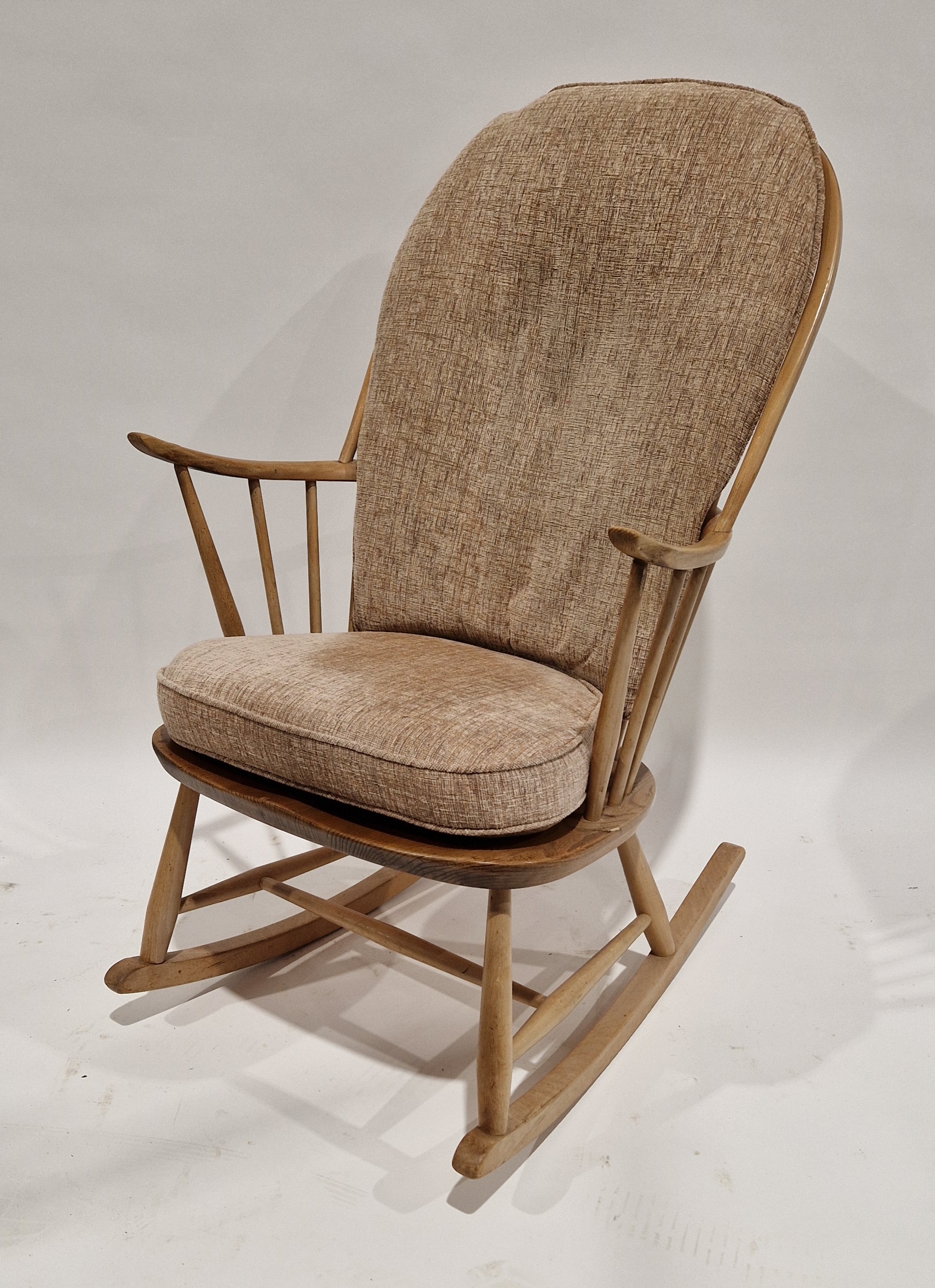 Ercol comb-back double bow "Chairmakers" Windsor rocking chair, the chair raised on sleigh runners