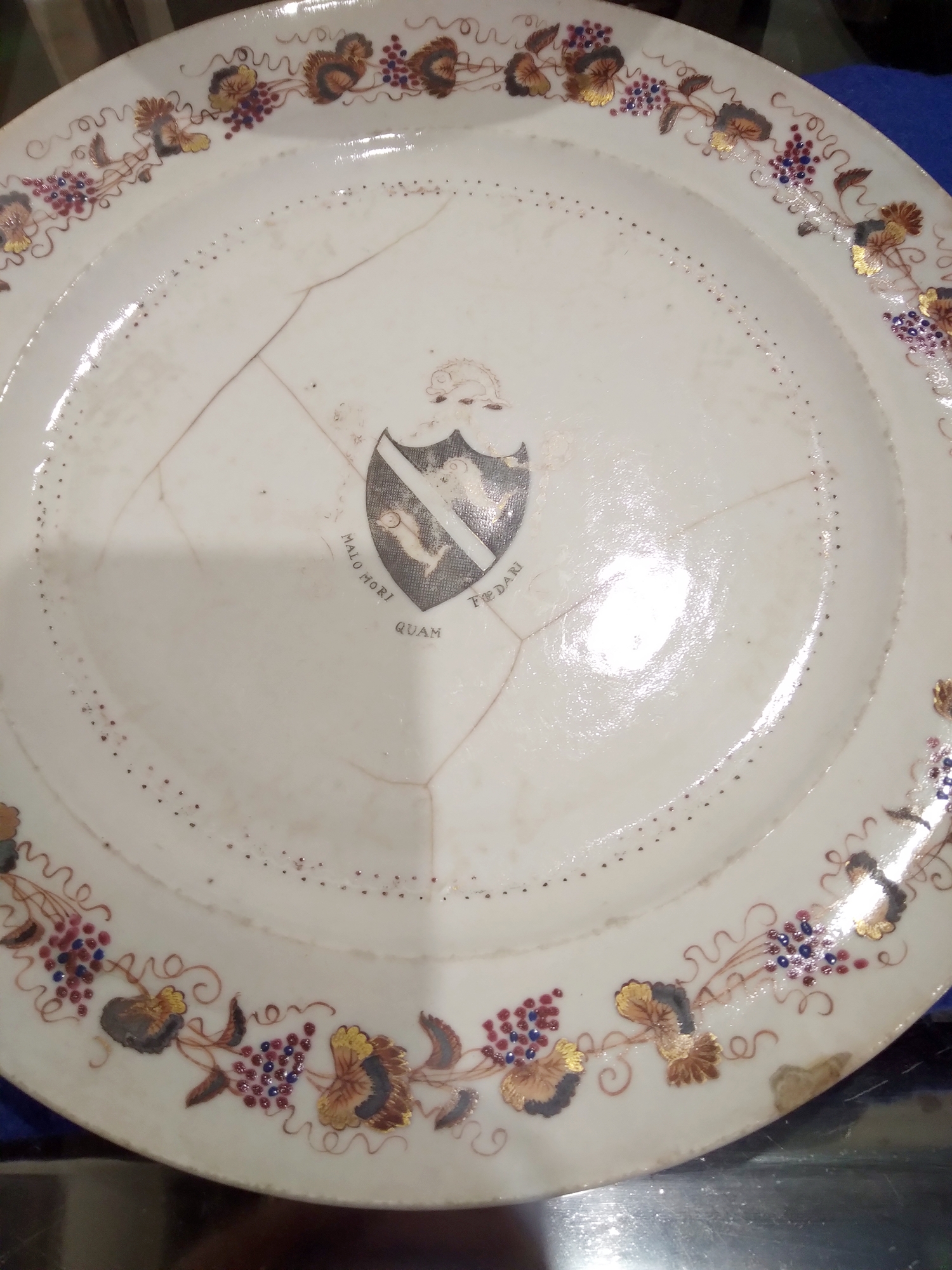 Set of 18th century Chinese export armorial dinner plates, each decorated with a black hatched - Image 18 of 20