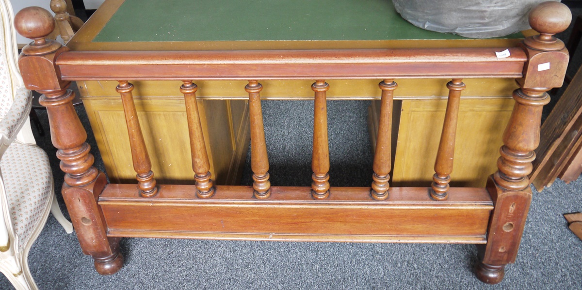 Mahogany double bedframe with mahogany head and foot board Condition Report Please see extra images. - Image 2 of 6