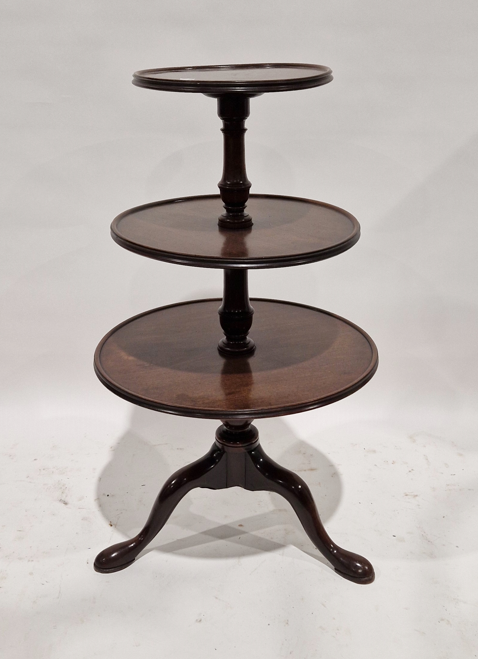 19th century mahogany three-tier dumb waiter, possibly with later adaptions, on turned baluster - Bild 2 aus 2
