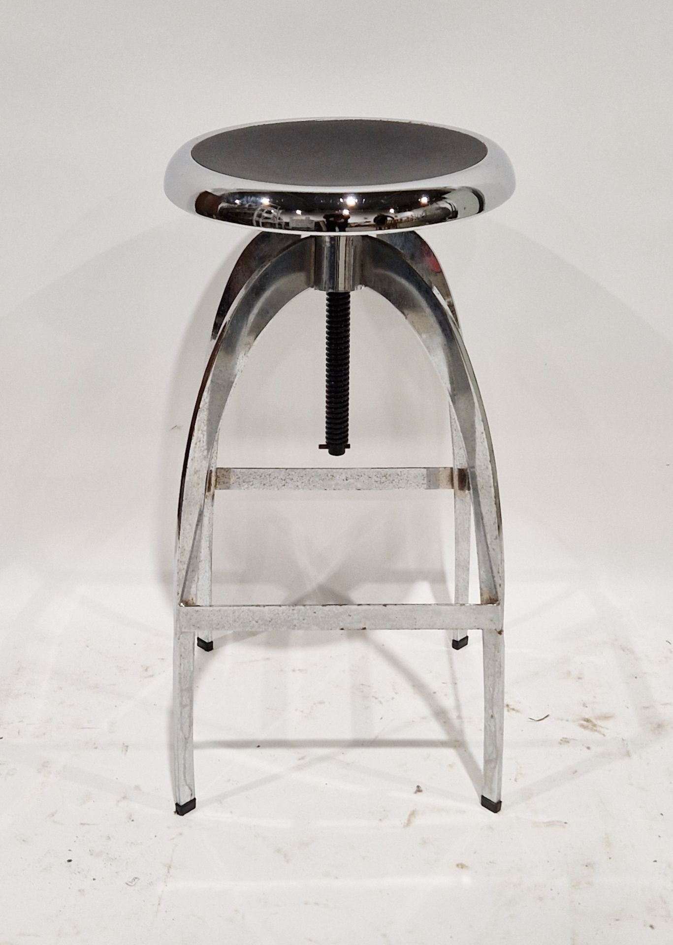 Modern chrome adjustable bar stool, 68cm high - Image 4 of 4