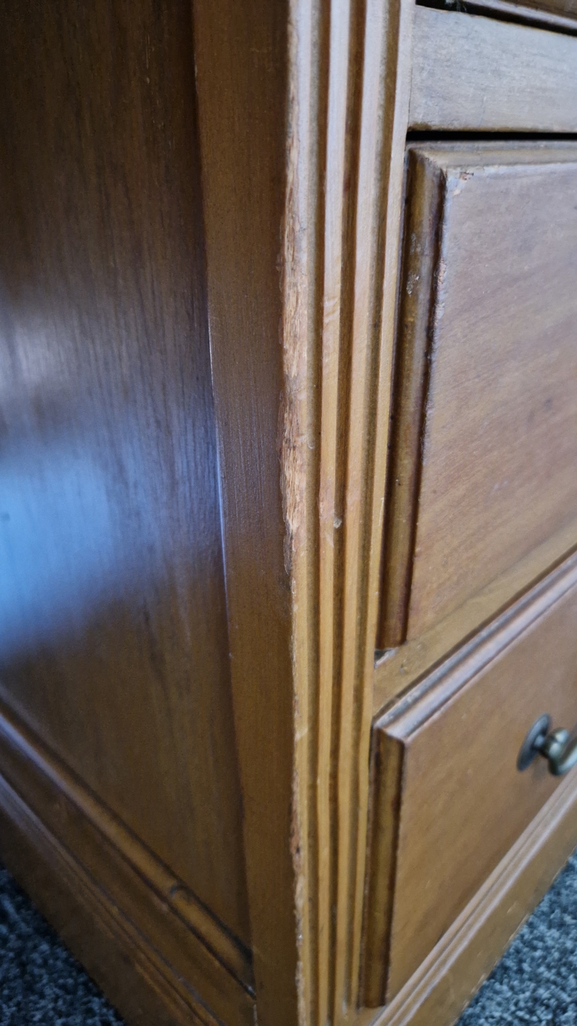 Early 20th century kneehole desk having a central long drawer flanked on either side by four short - Bild 13 aus 21