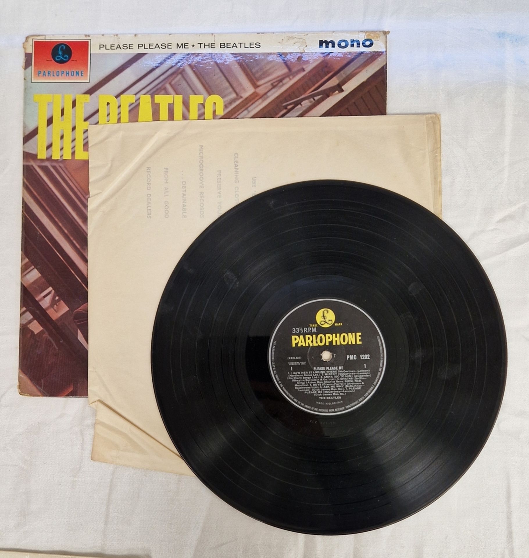 Collection of Beatles vinyl LPs including Meet the Beatles T2047, Please Please Me PMC1202, A Hard - Image 7 of 16