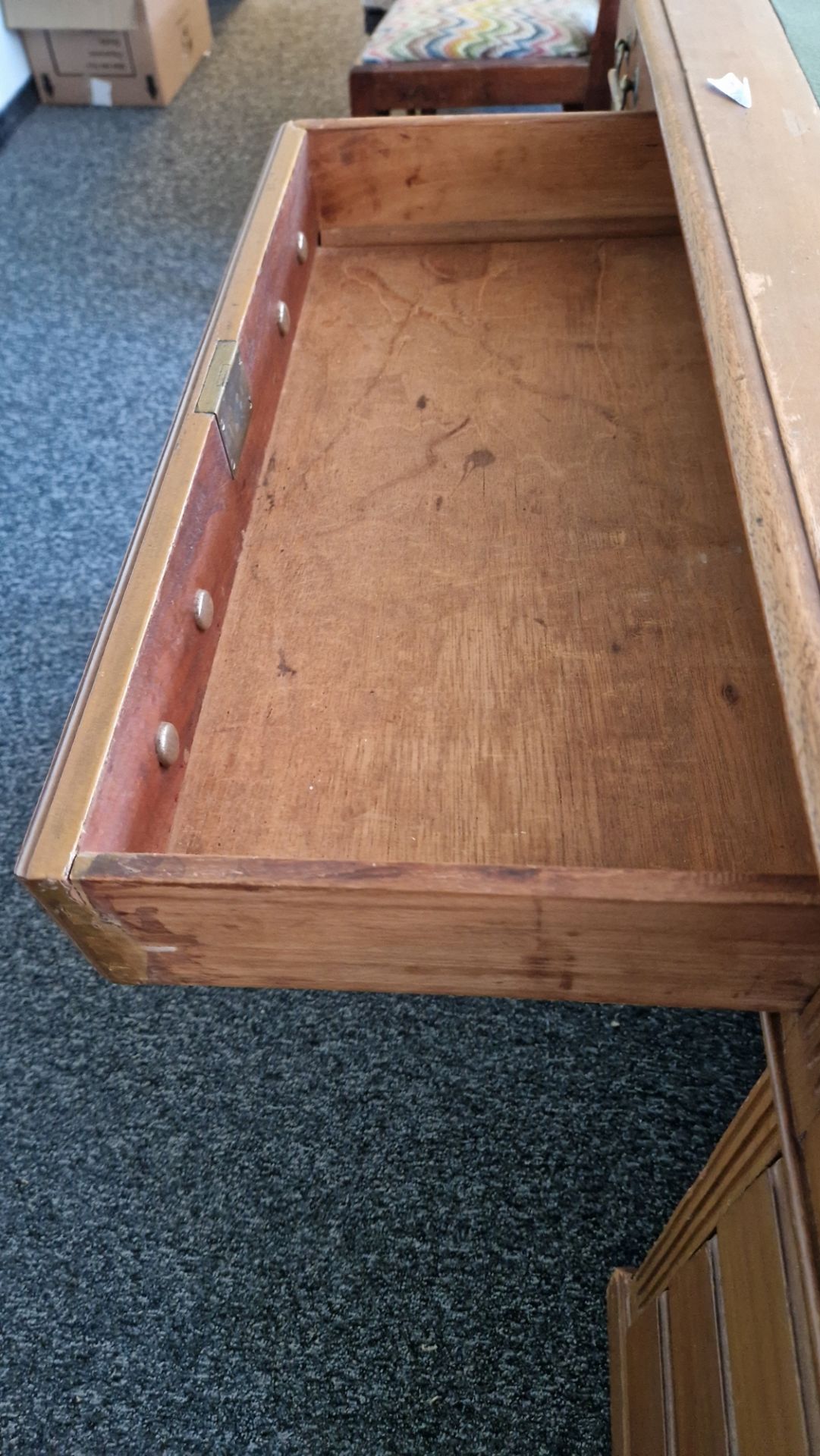 Early 20th century kneehole desk having a central long drawer flanked on either side by four short - Image 21 of 21