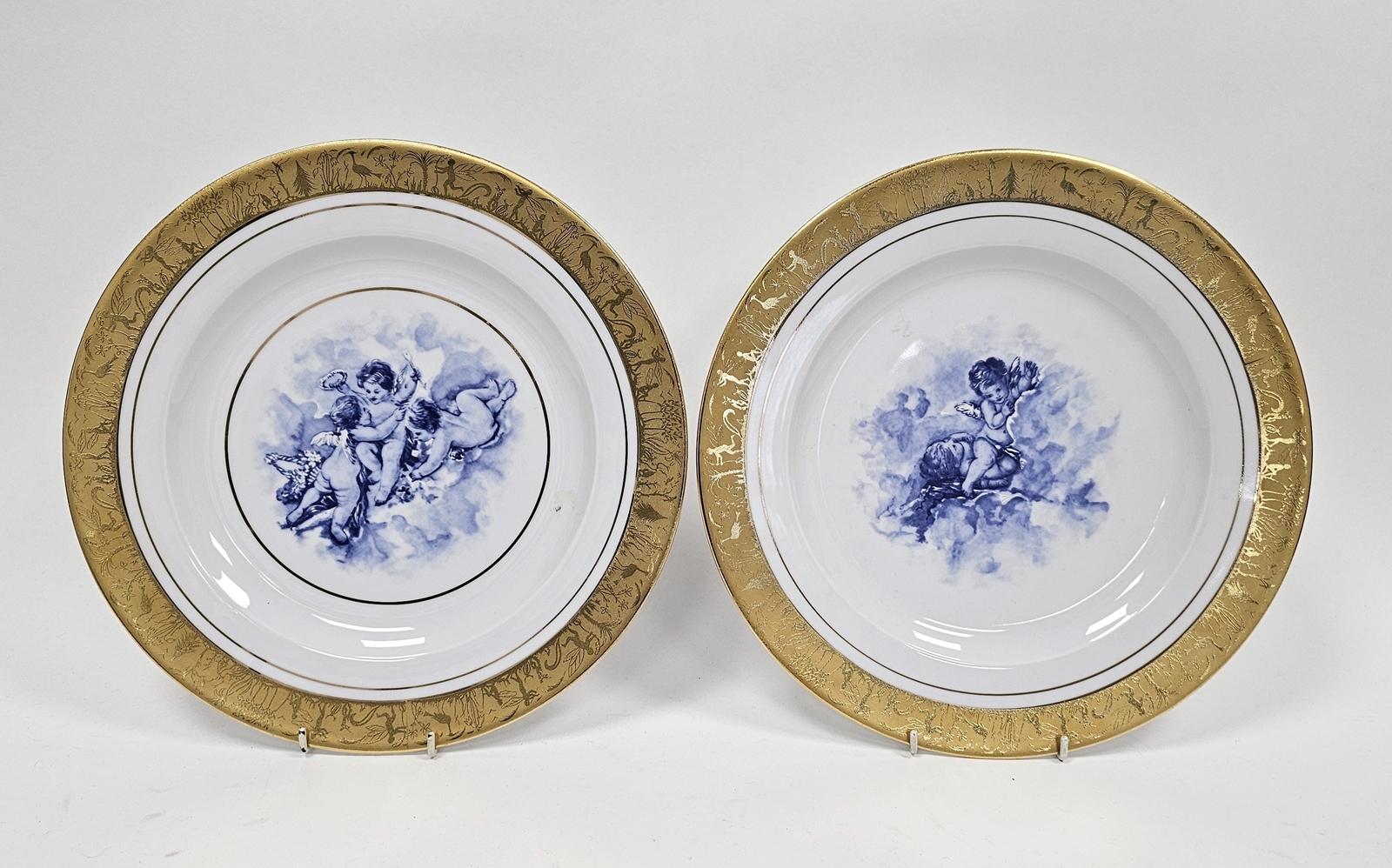 Two Limoges (Vizavi) large porcelain dishes, each transfer-printed in blue with putti amongst - Bild 3 aus 4