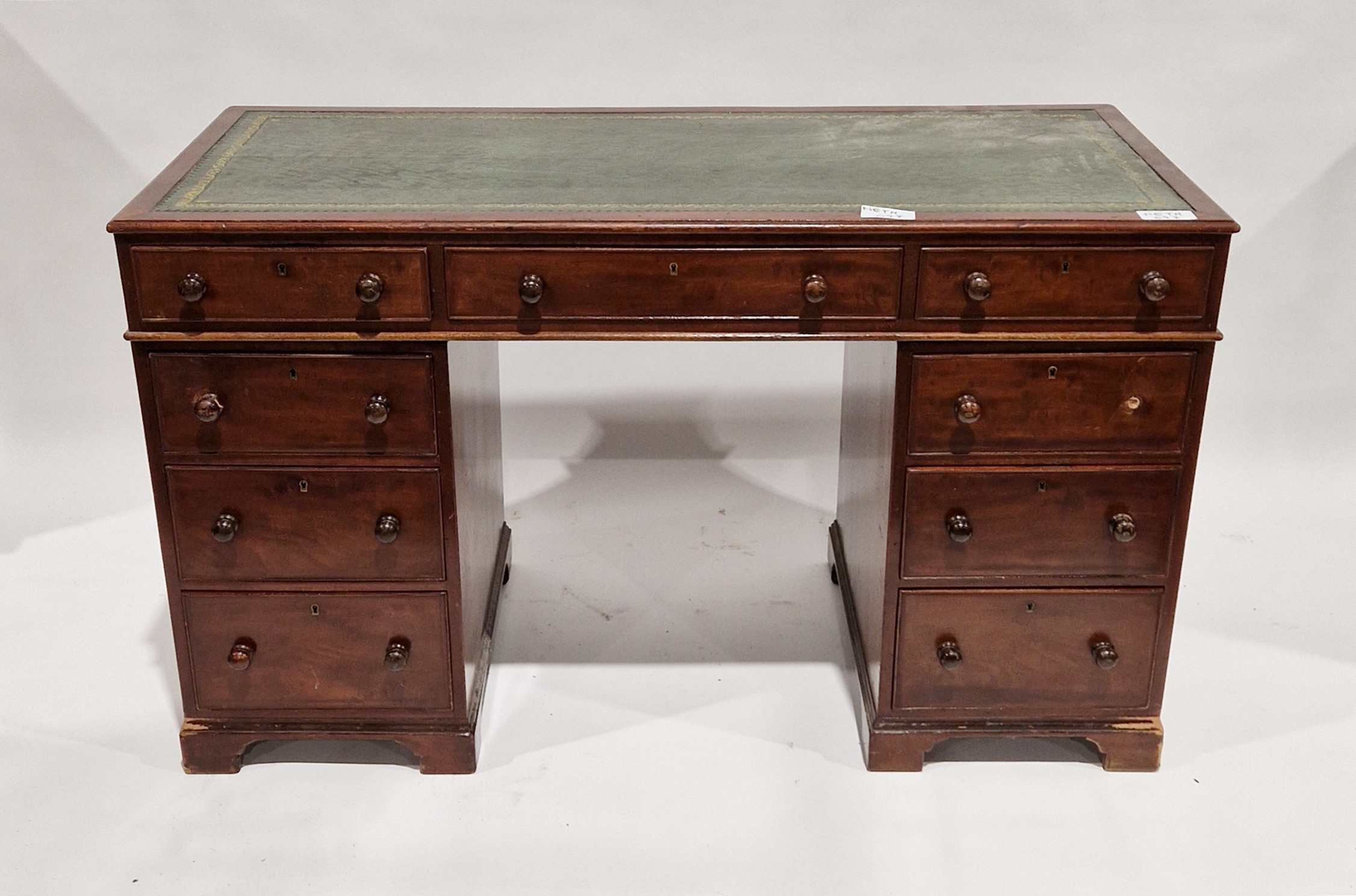Edwardian mahogany kneehole desk, the green leather top tooled in gilt, above a central frieze - Bild 2 aus 2