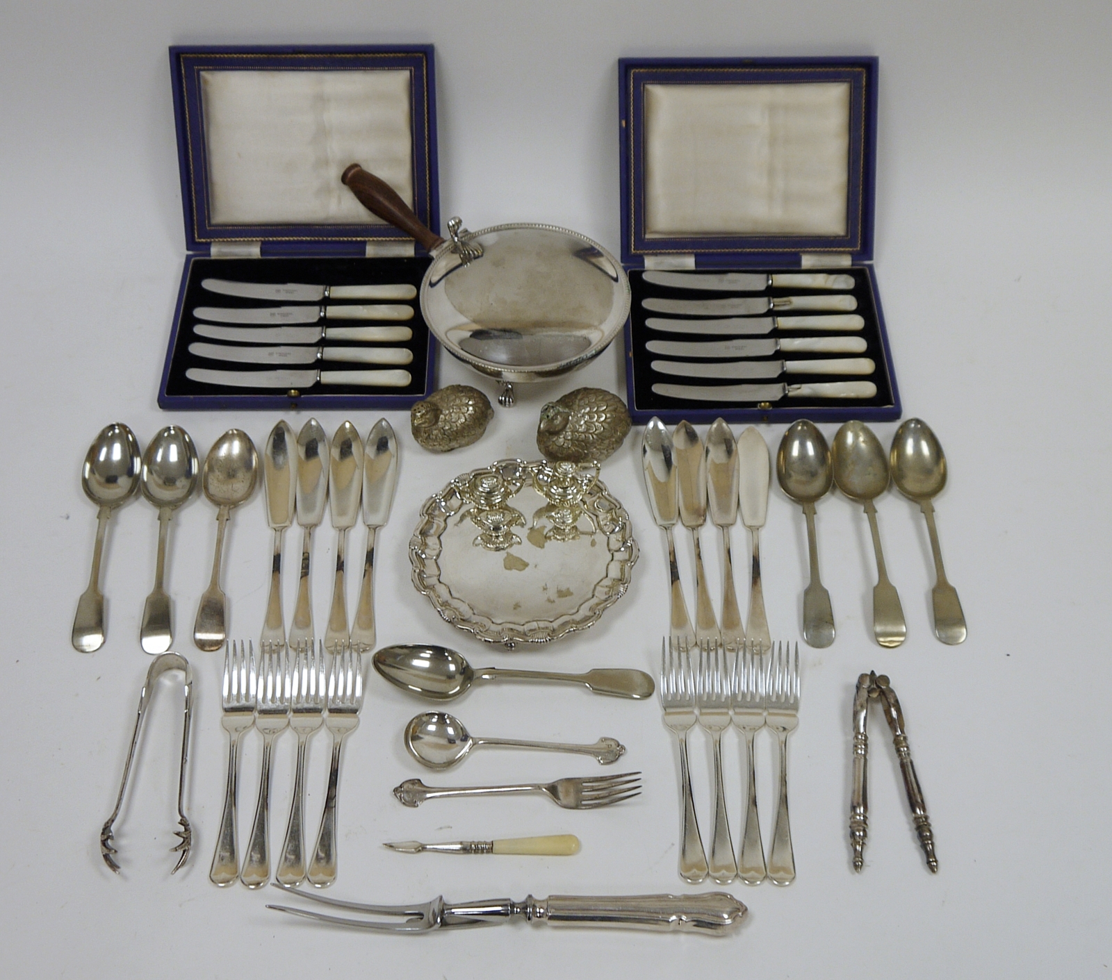 Two sets of mother-of-pearl handled fruit knives, a Mappin & Webb Georgian-style piecrust - Bild 3 aus 4