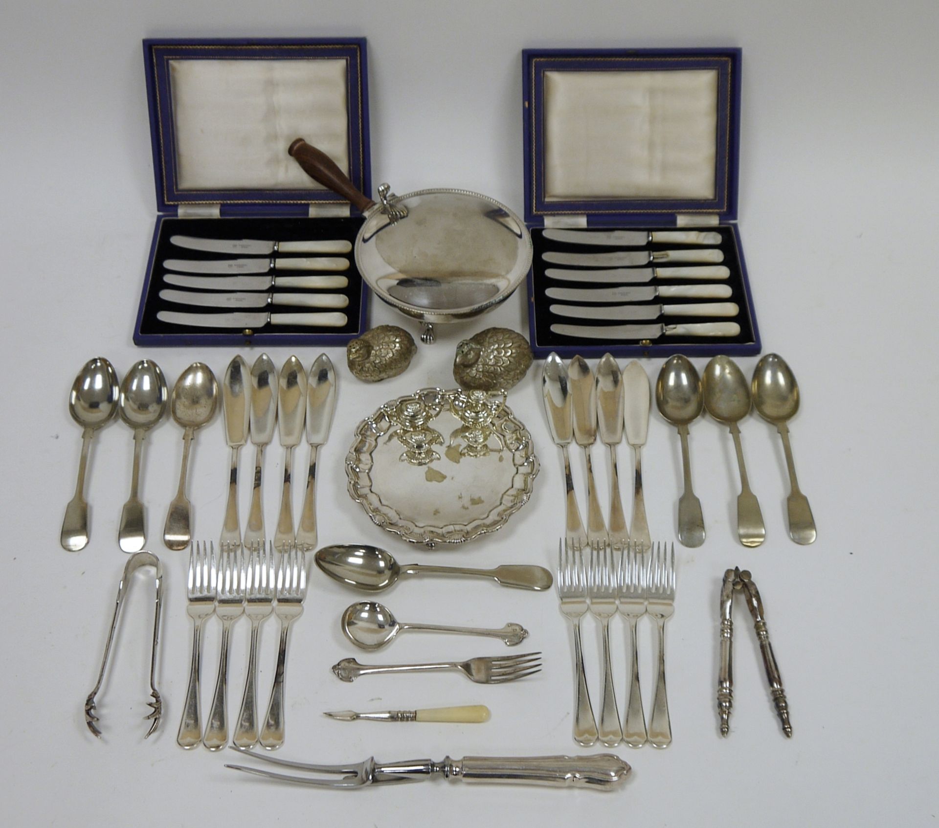 Two sets of mother-of-pearl handled fruit knives, a Mappin & Webb Georgian-style piecrust - Image 3 of 4