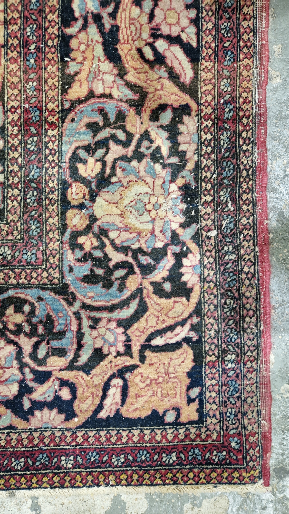 Eastern wool rug of Persian design, having black arabesque to the cherry red field with allover - Bild 16 aus 32