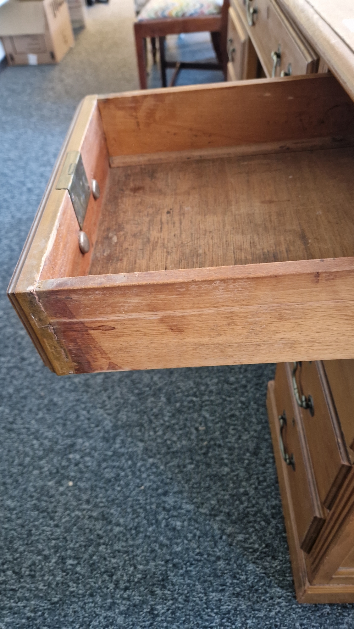 Early 20th century kneehole desk having a central long drawer flanked on either side by four short - Bild 20 aus 21