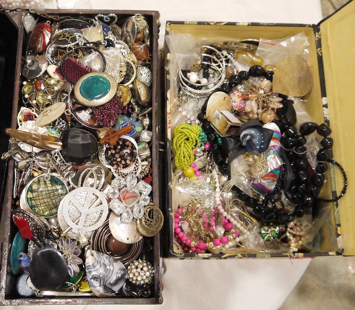 Extensive collection of costume jewellery to include necklaces, bangles, earrings, pendants, etc ( - Image 2 of 2