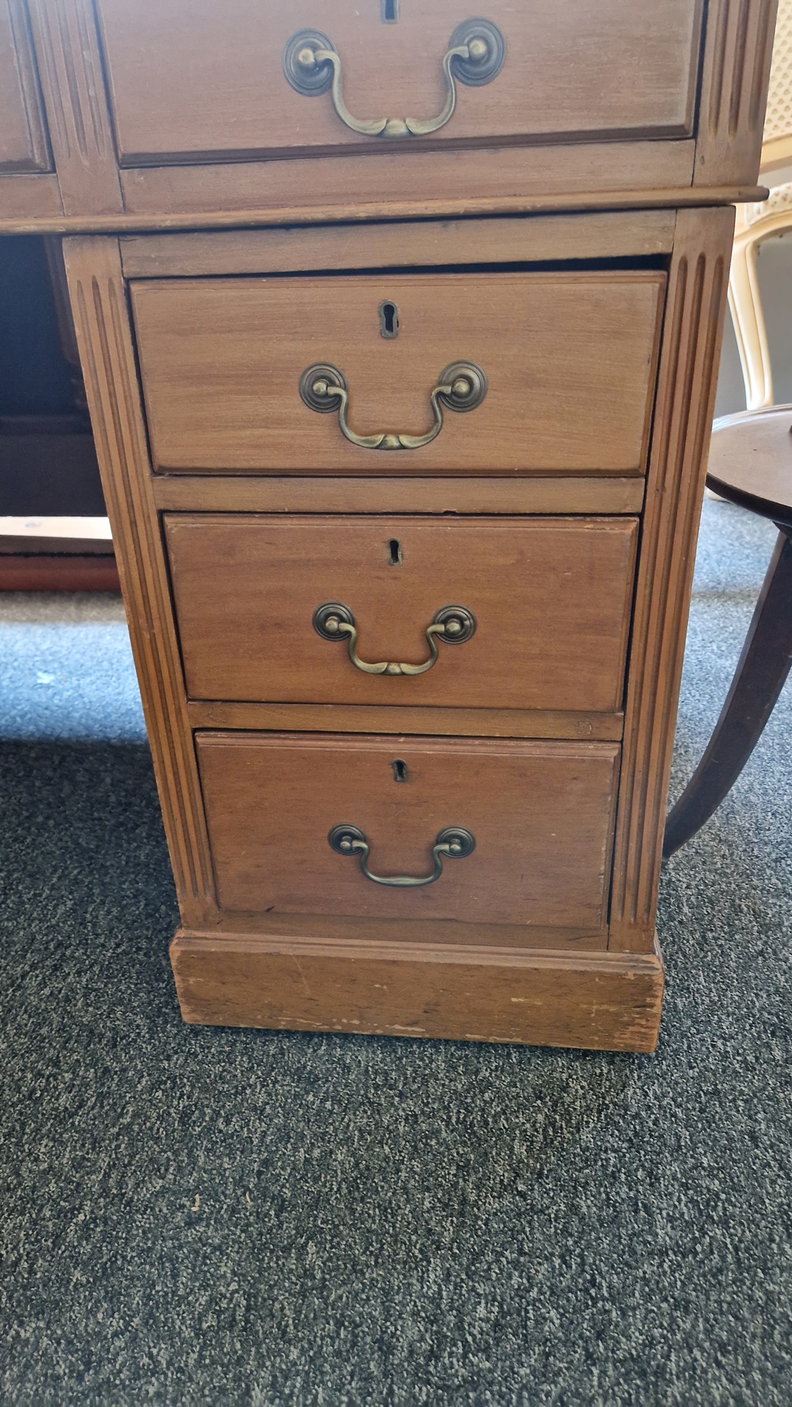 Early 20th century kneehole desk having a central long drawer flanked on either side by four short - Bild 9 aus 21