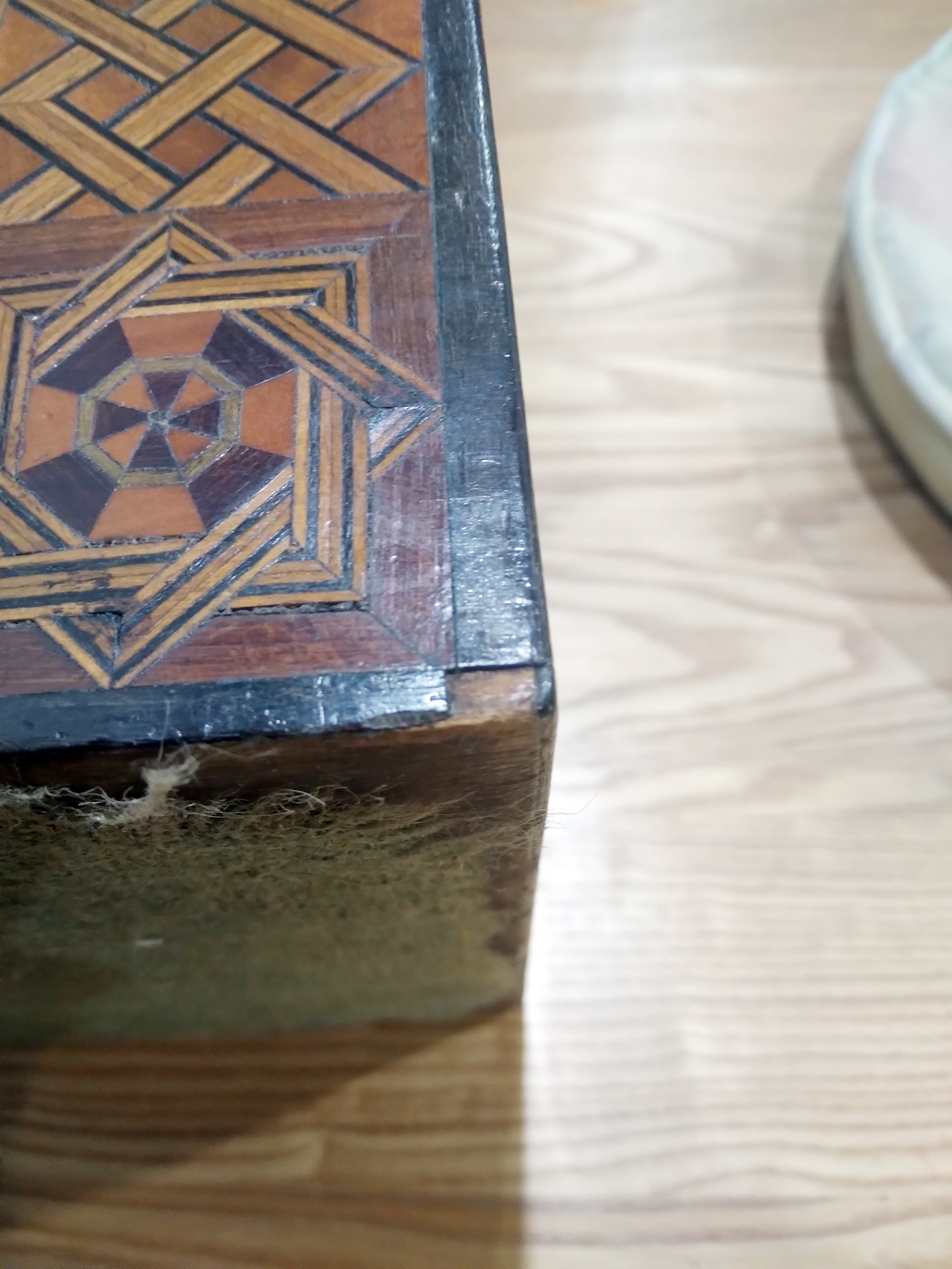 19th century Tunbridgeware box having allover parquetry inlay and two mother-of-pearl shield- - Bild 4 aus 20