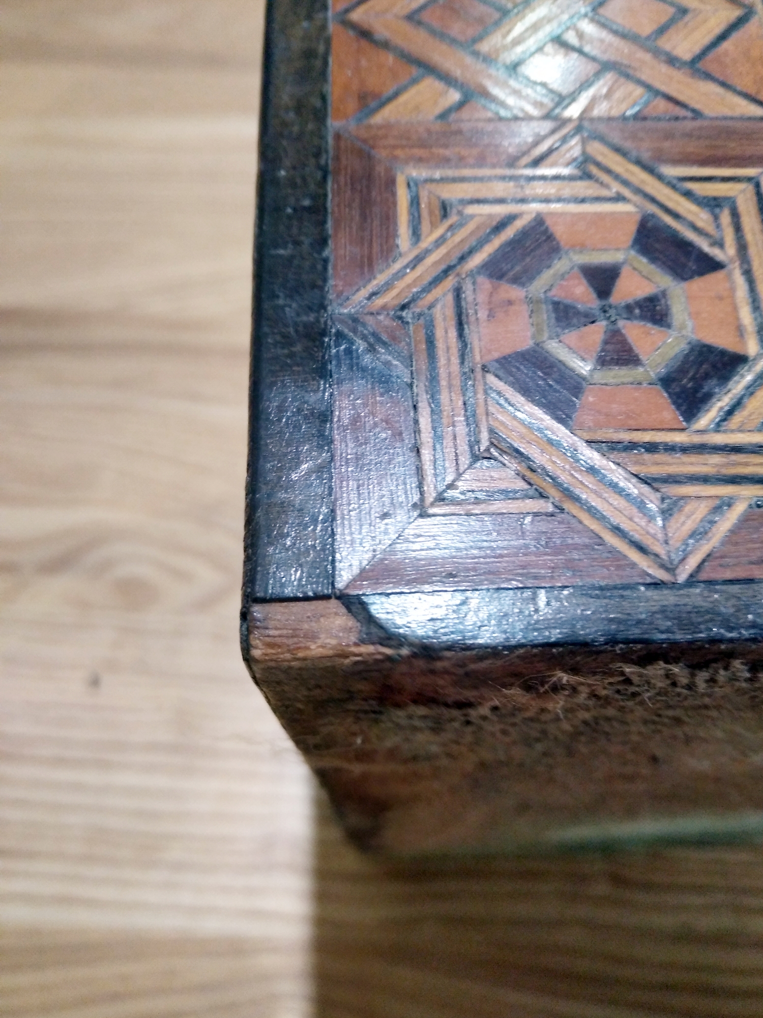 19th century Tunbridgeware box having allover parquetry inlay and two mother-of-pearl shield- - Bild 3 aus 20
