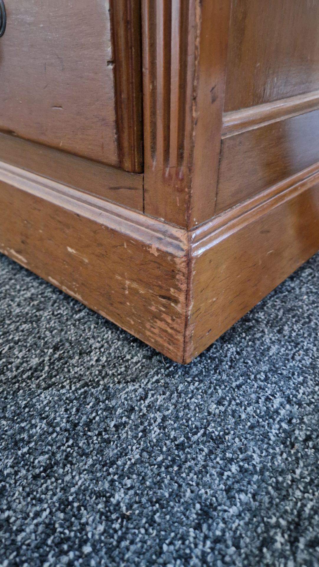 Early 20th century kneehole desk having a central long drawer flanked on either side by four short - Image 10 of 21